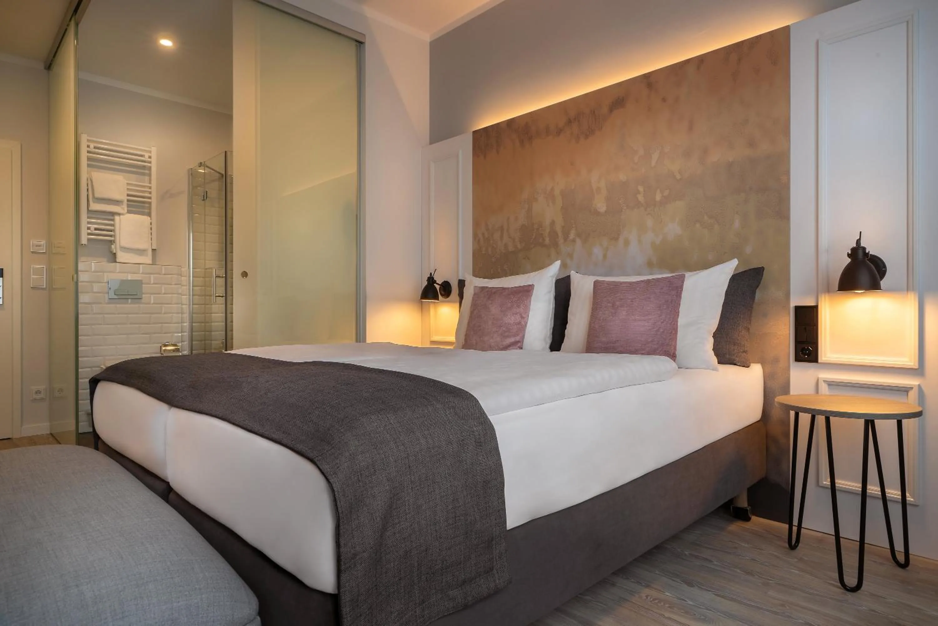 Photo of the whole room, Bed in Yggotel Ravn