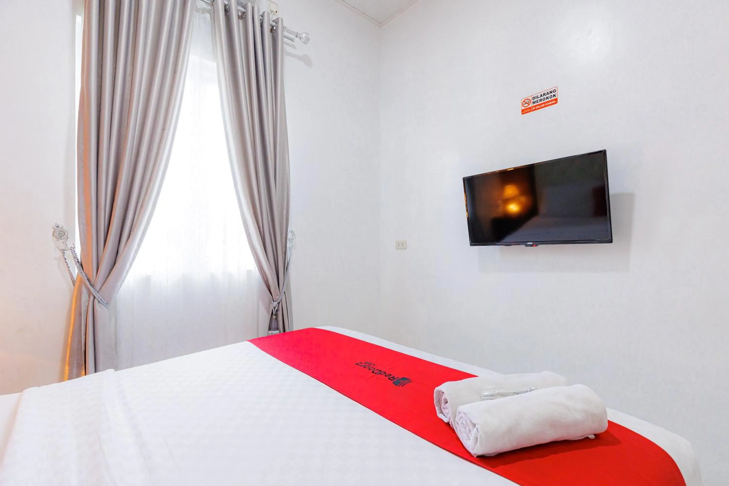Bedroom, Bed in RedDoorz Syariah near Transmart Lampung