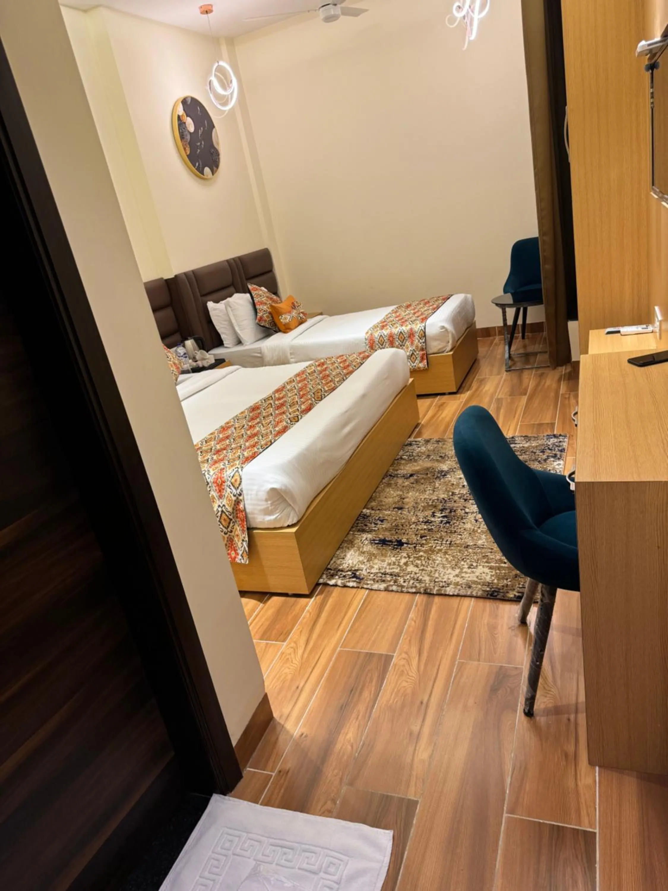 Seating area, Bed in Hotel Heaven View - 50m From Golden Temple