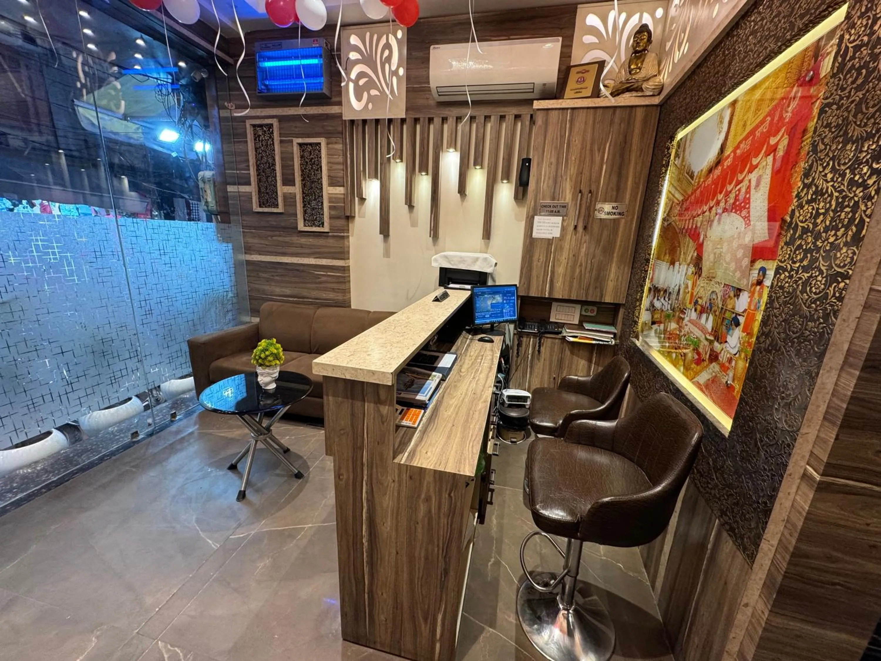 Seating area in Hotel Heaven View - 50m From Golden Temple