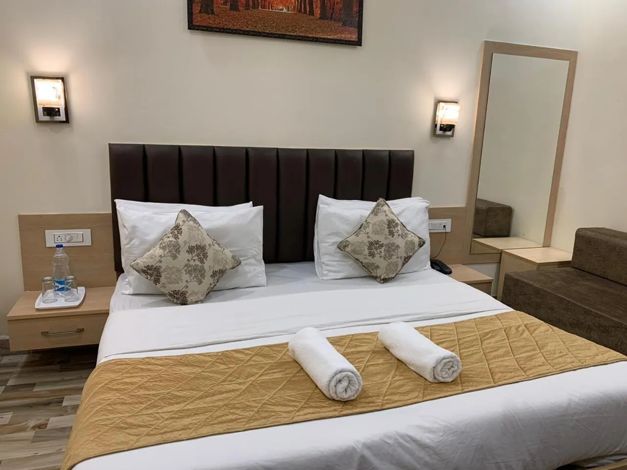 Bedroom, Bed in Hotel Heaven View - 50m From Golden Temple