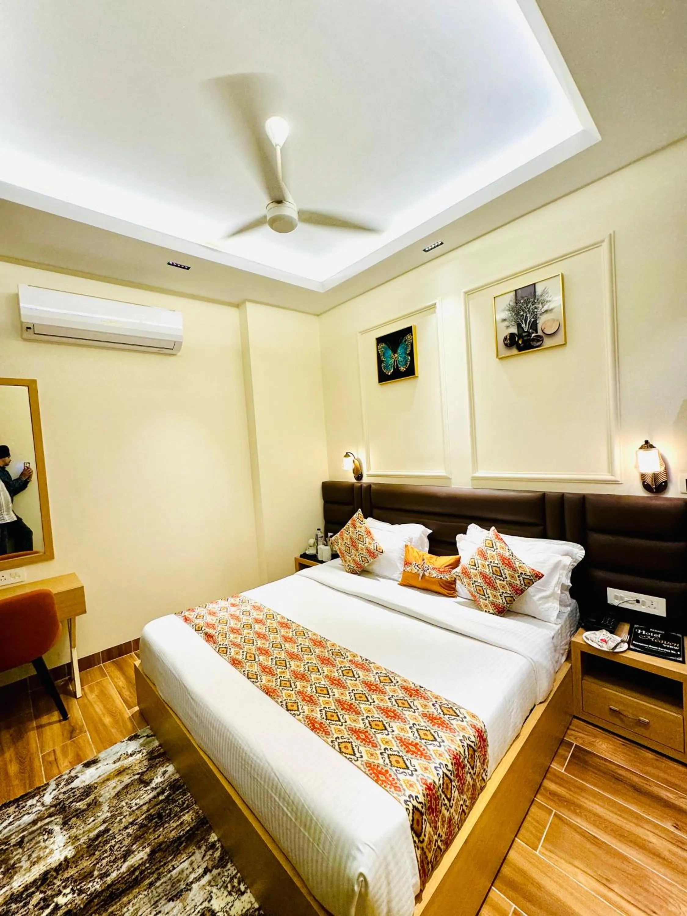 Photo of the whole room, Bed in Hotel Heaven View - 50m From Golden Temple