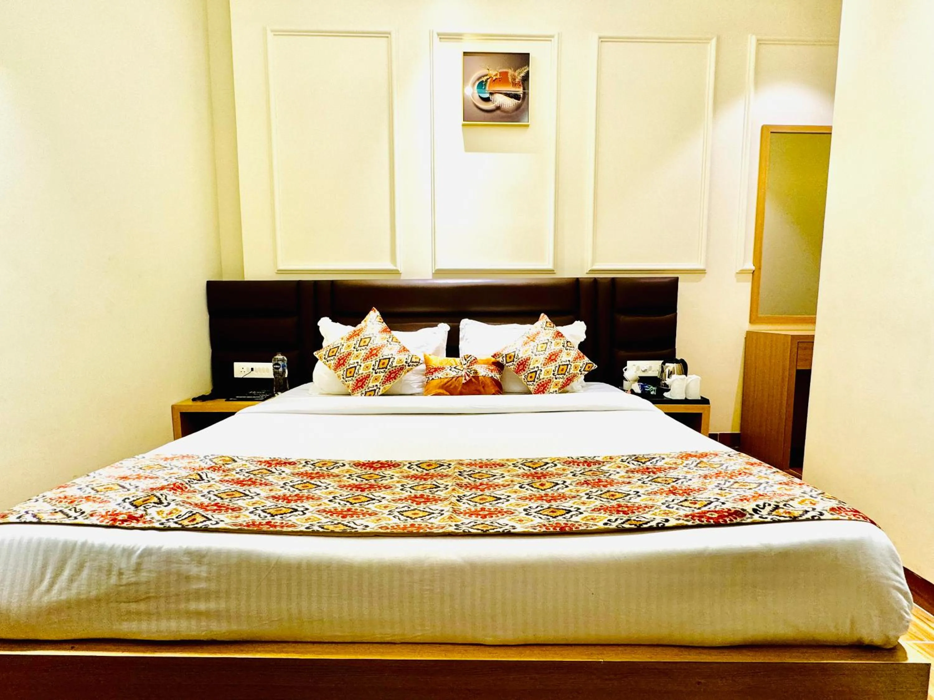 Bedroom, Bed in Hotel Heaven View - 50m From Golden Temple