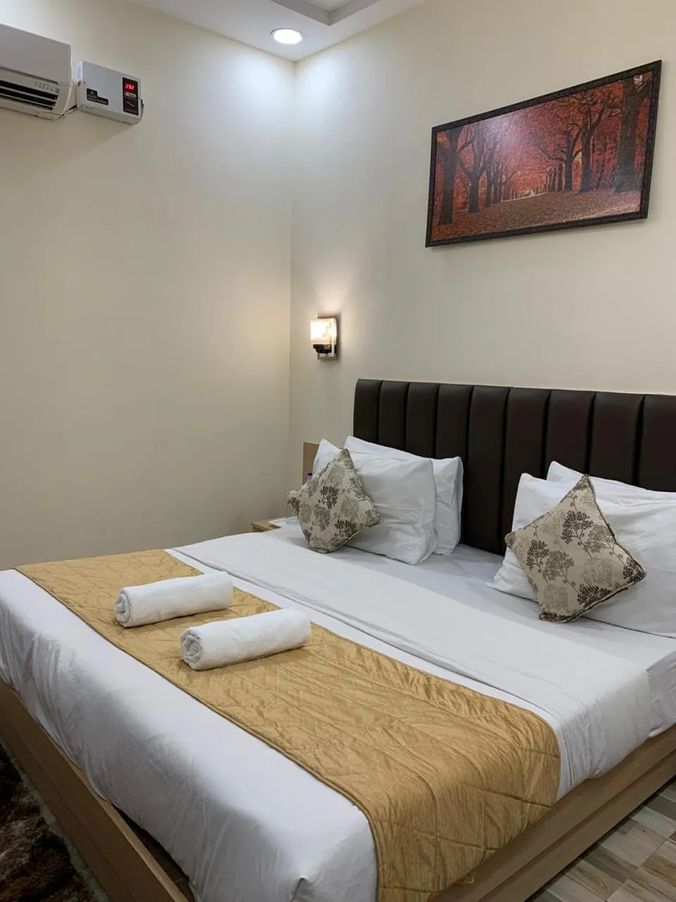 Bedroom, Bed in Hotel Heaven View - 50m From Golden Temple