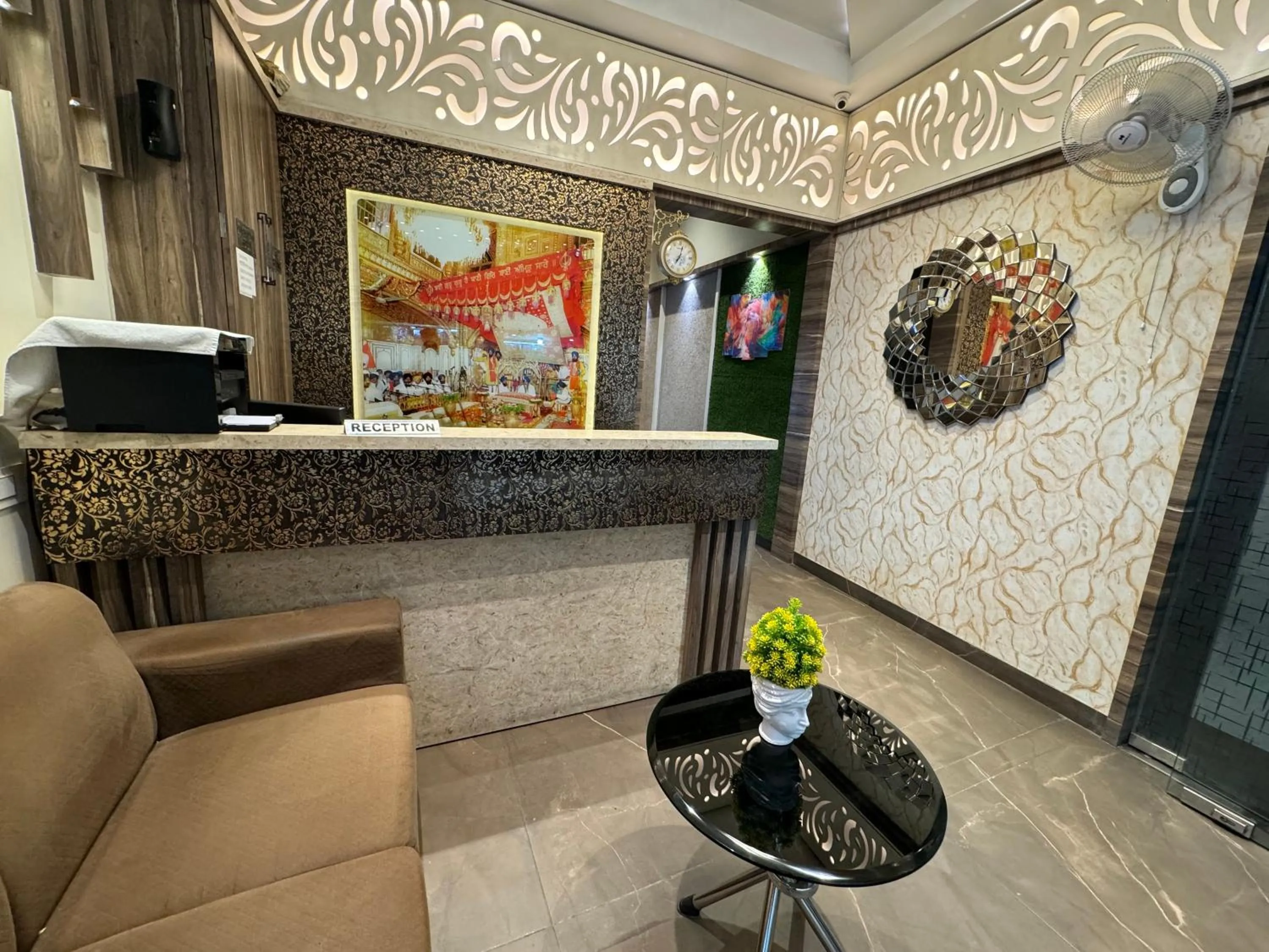 Seating area in Hotel Heaven View - 50m From Golden Temple