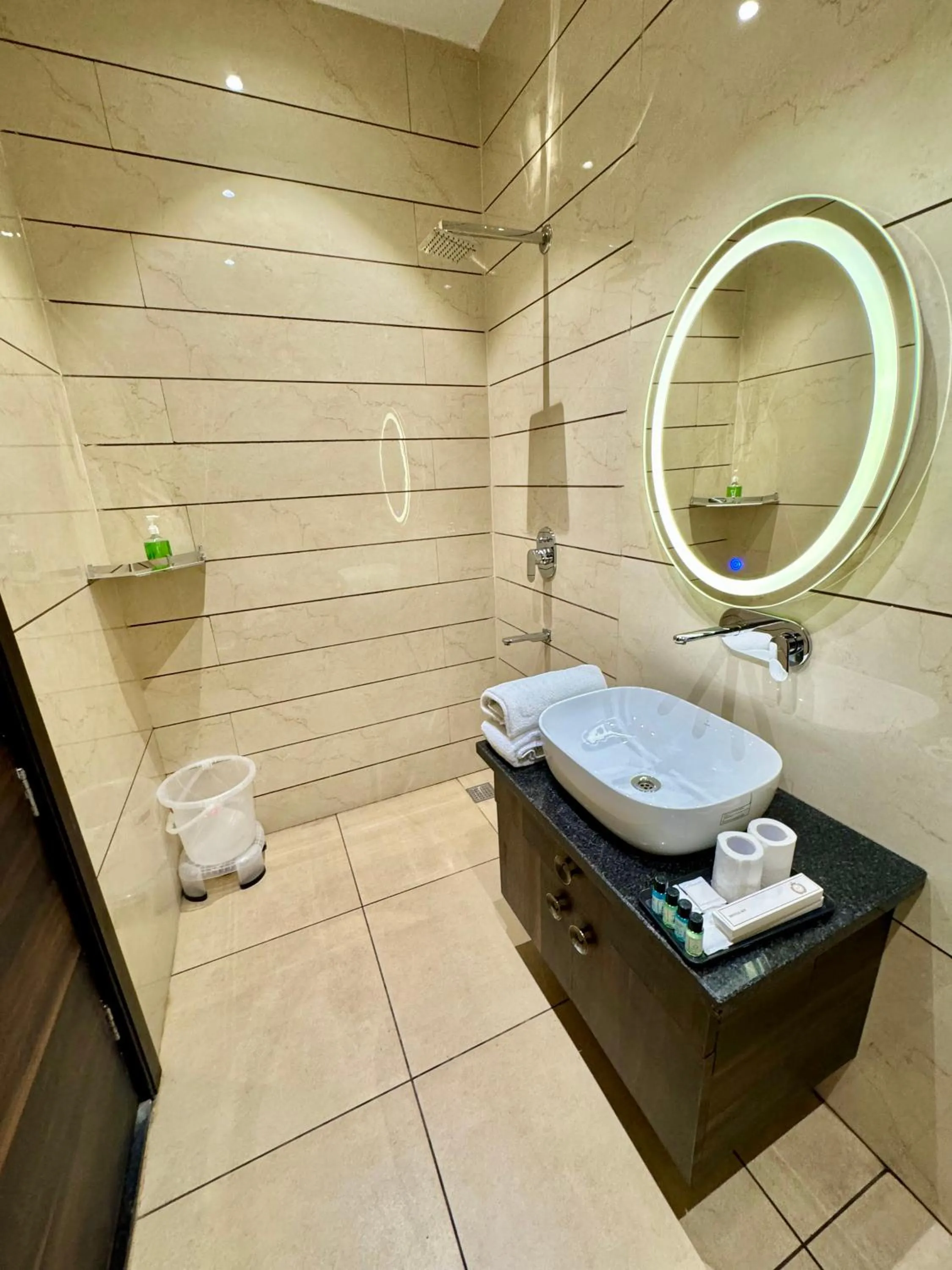 Bathroom in Hotel Heaven View - 50m From Golden Temple