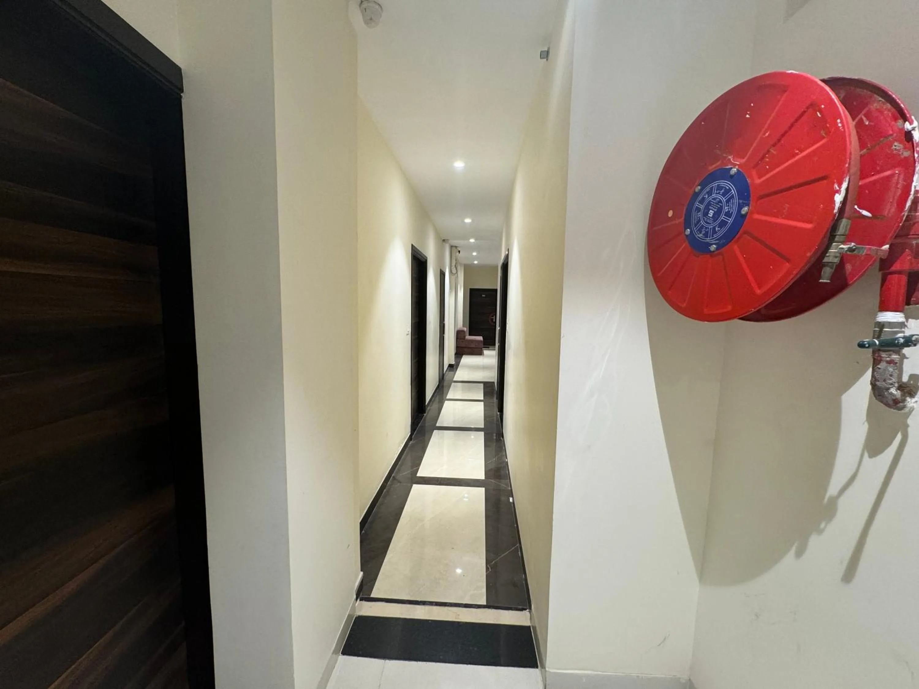 flat iron in Hotel Heaven View - 50m From Golden Temple