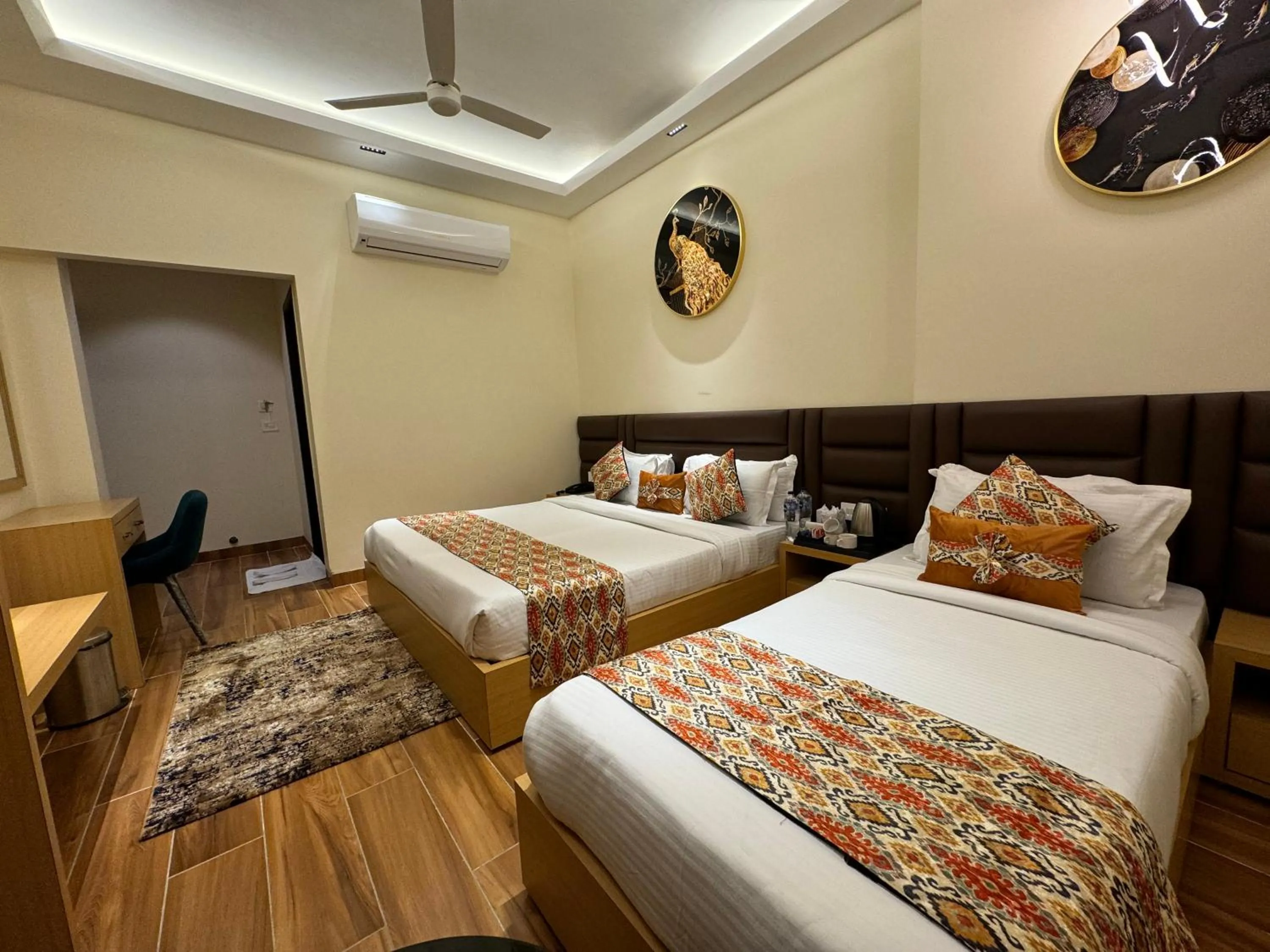 Photo of the whole room, Bed in Hotel Heaven View - 50m From Golden Temple