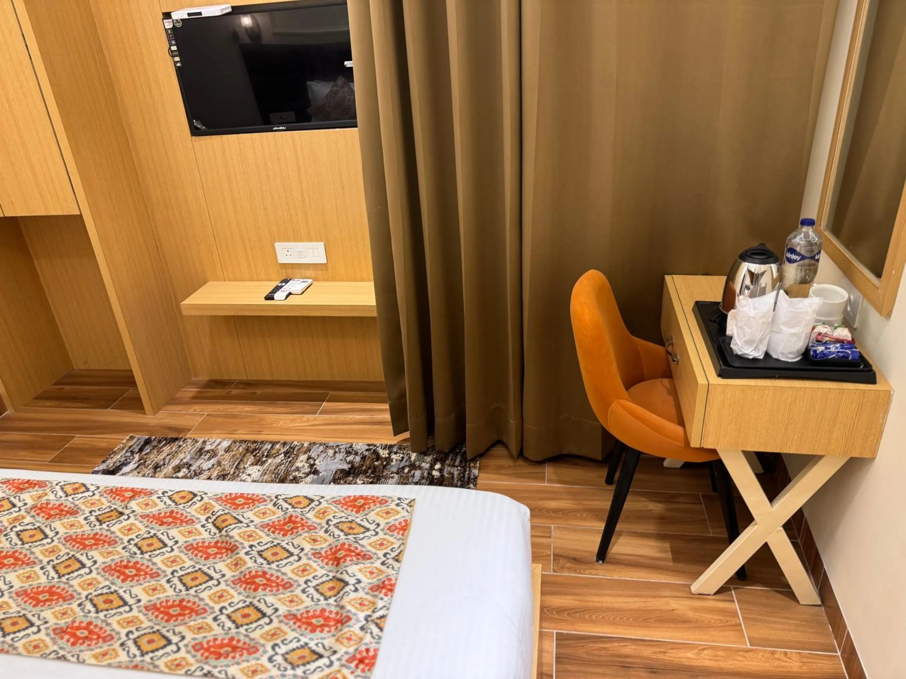 Seating area, Bed in Hotel Heaven View - 50m From Golden Temple