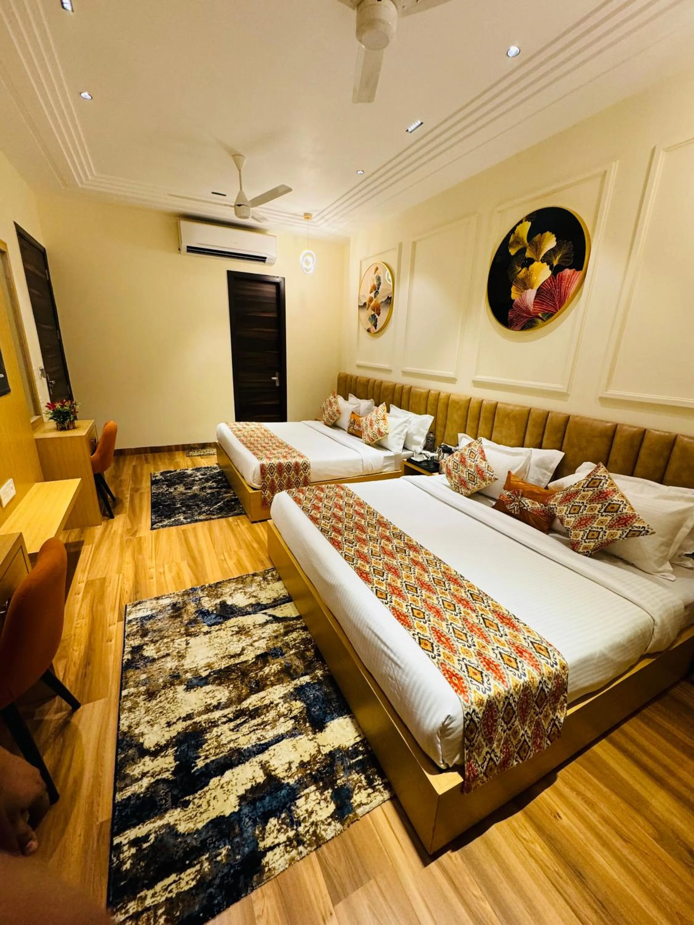 Living room, Bed in Hotel Heaven View - 50m From Golden Temple