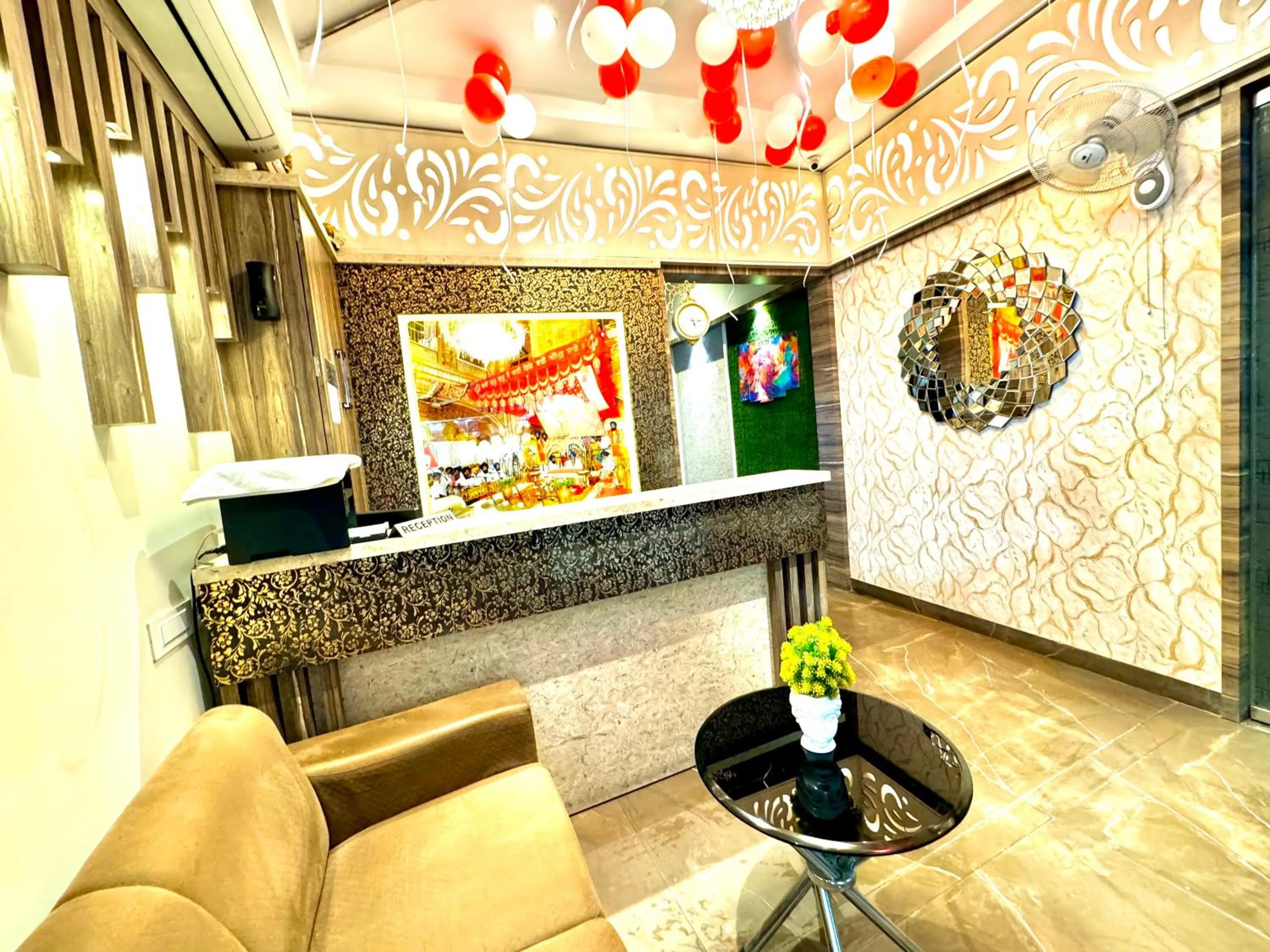 Seating area in Hotel Heaven View - 50m From Golden Temple