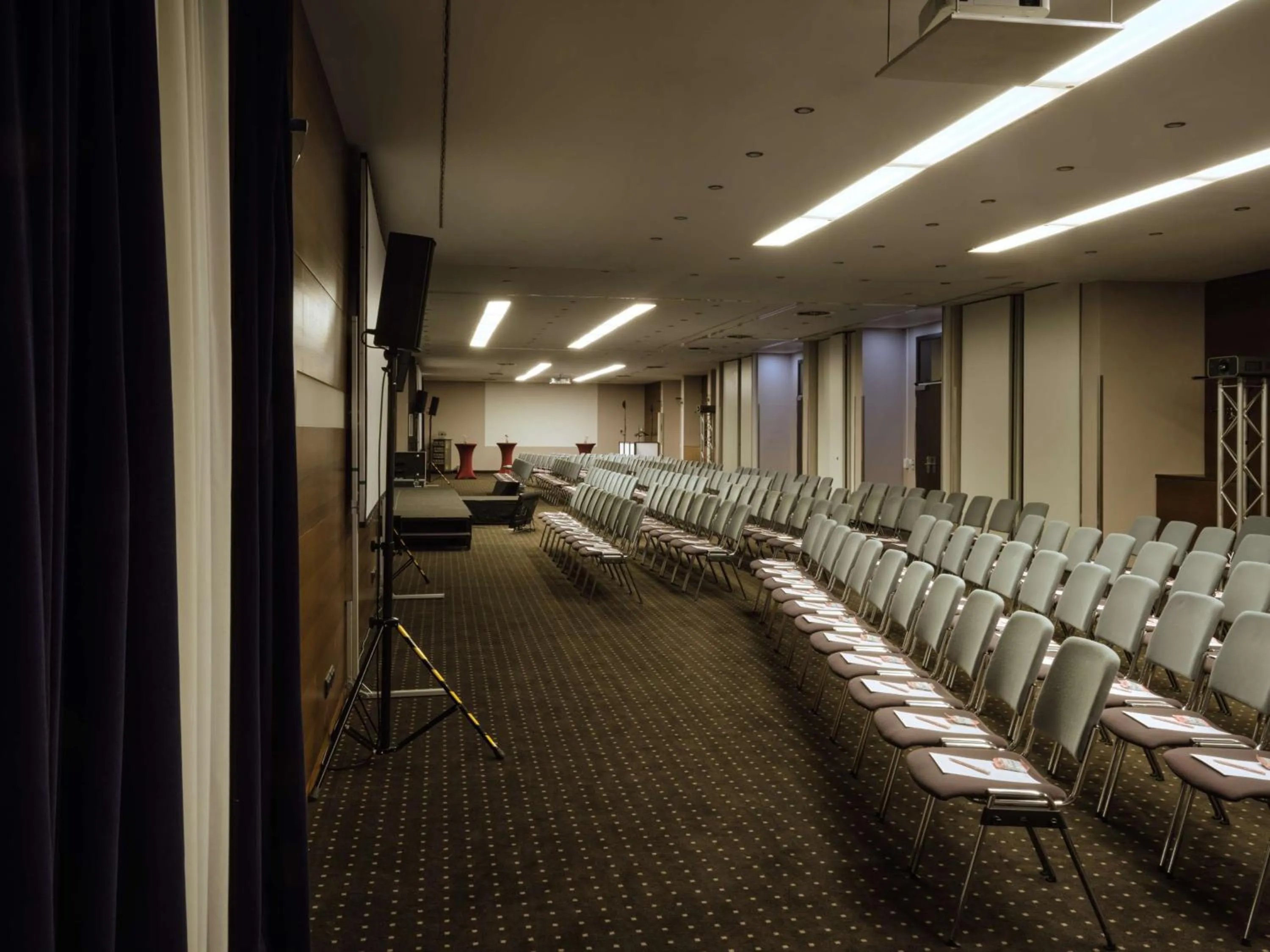 TV and multimedia in Metropolitan Hotel by Flemings