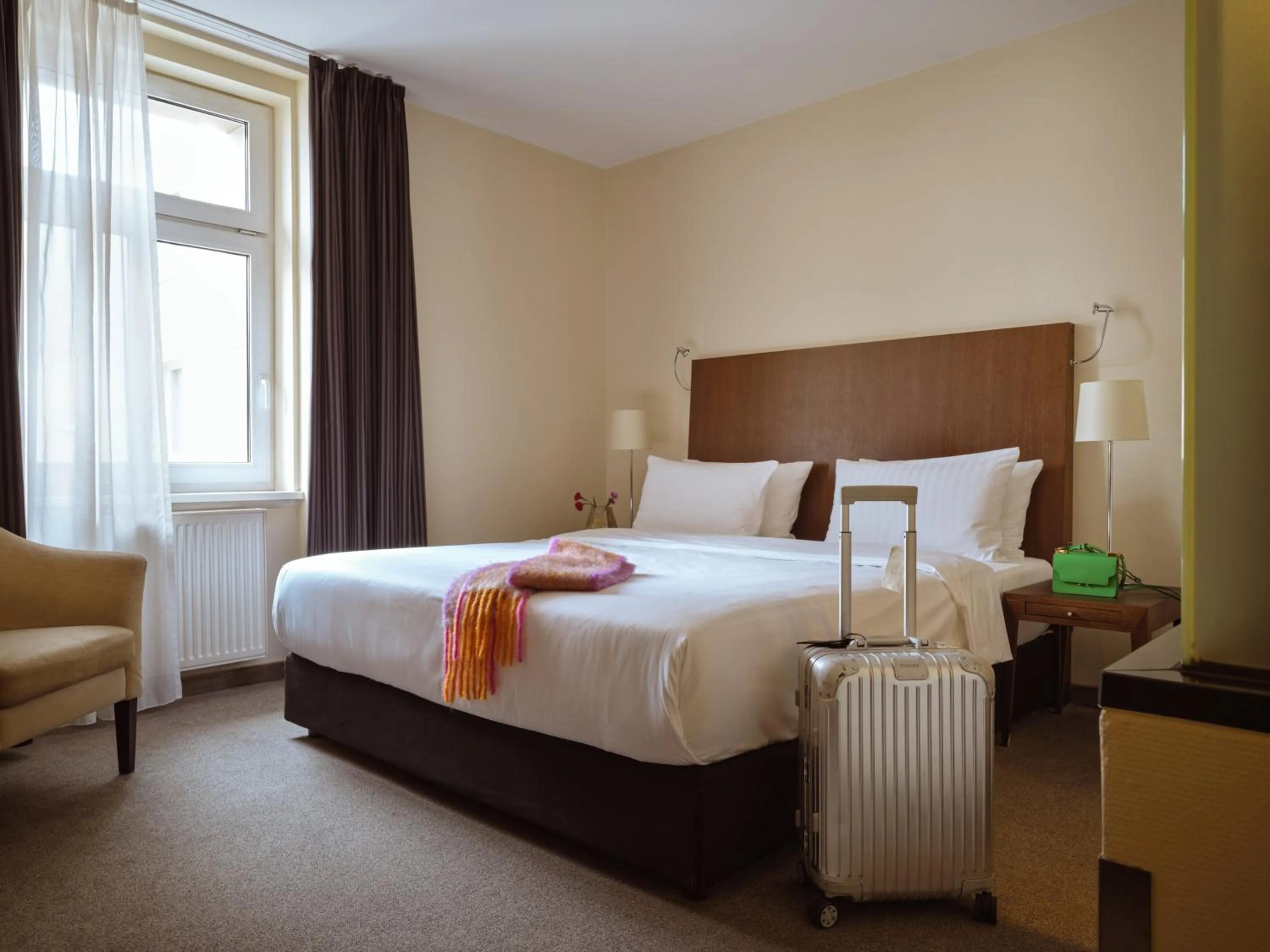 Facade/entrance, Bed in Metropolitan Hotel by Flemings