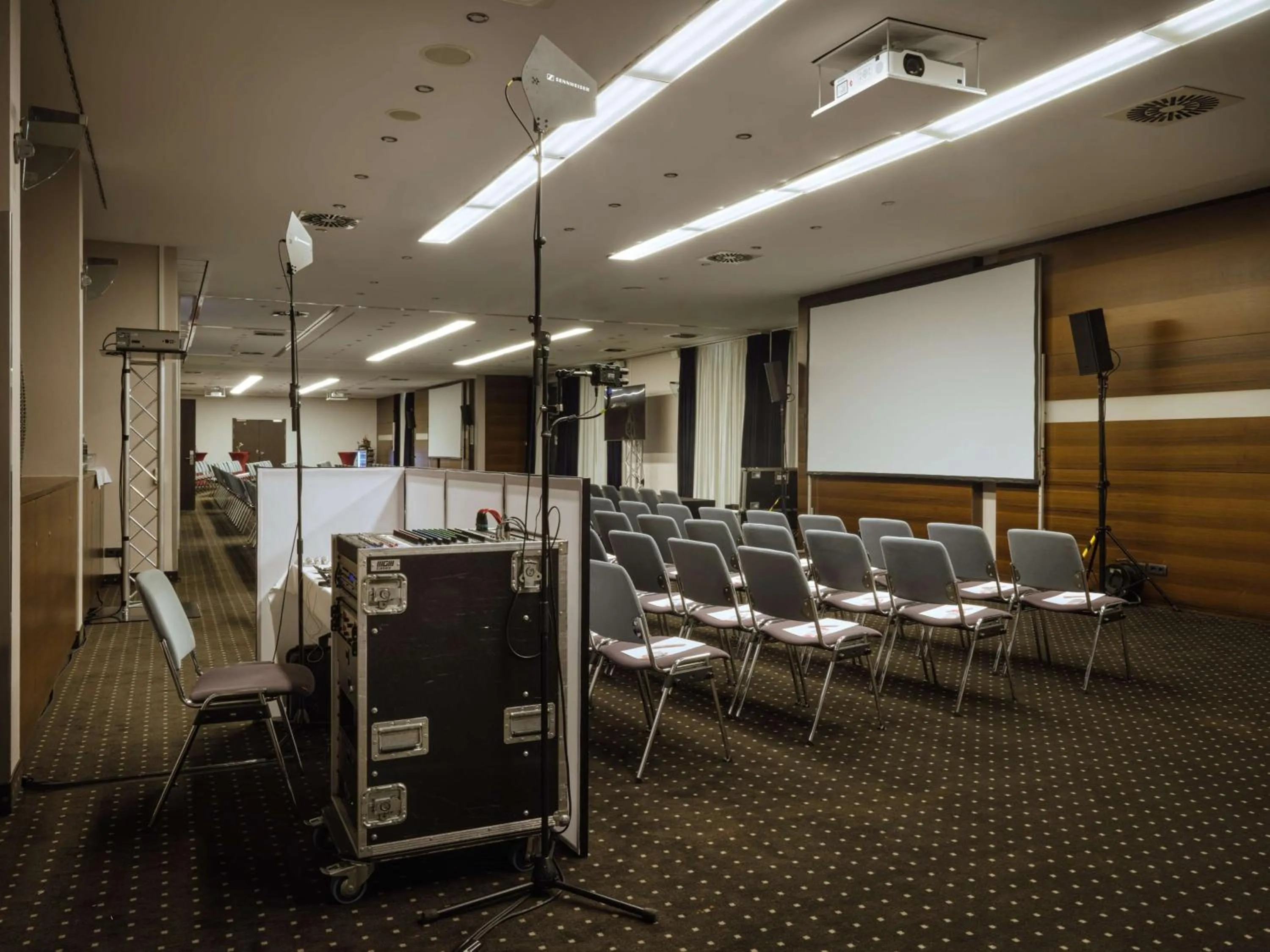 TV and multimedia in Metropolitan Hotel by Flemings