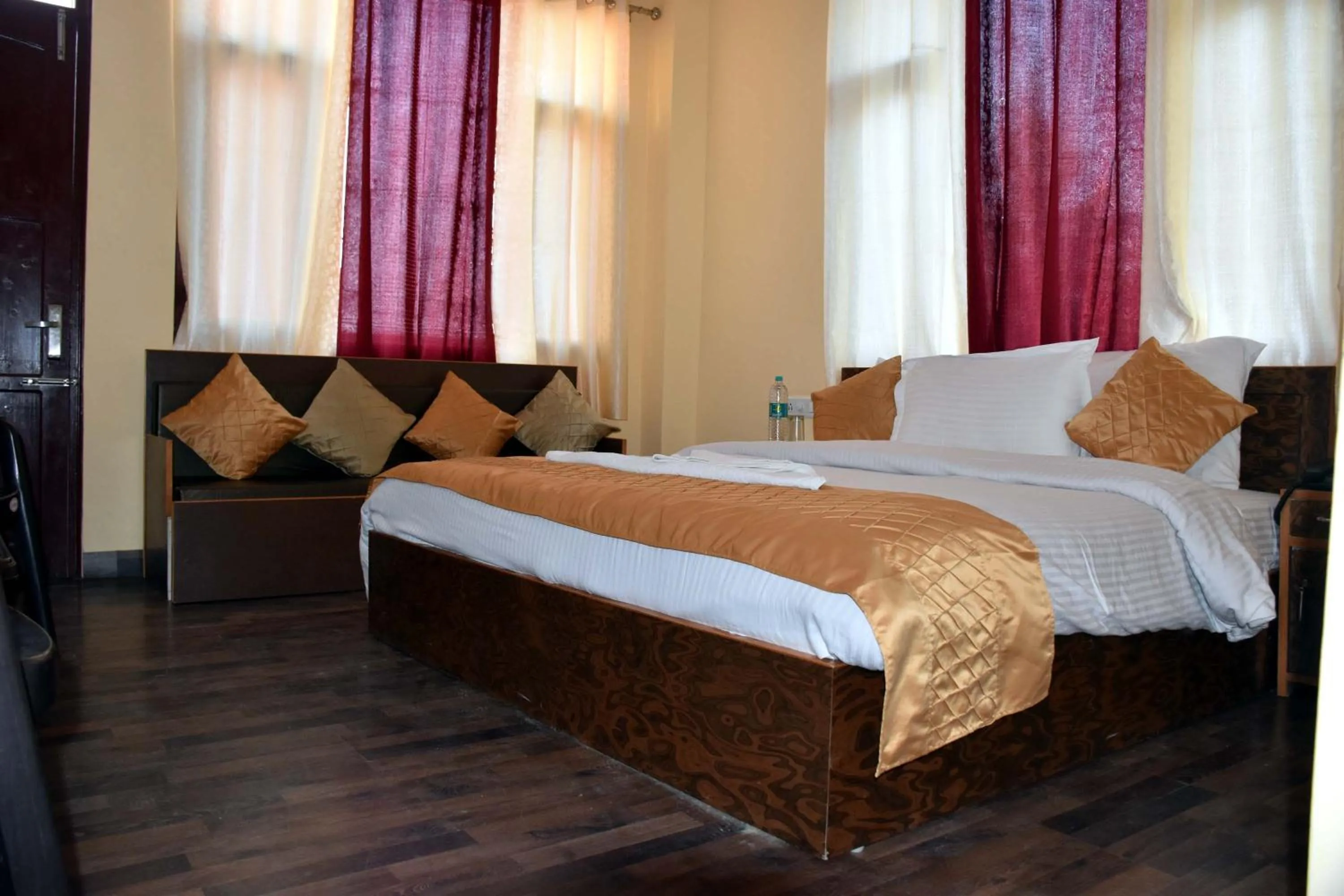 Photo of the whole room in Whistling Alpines