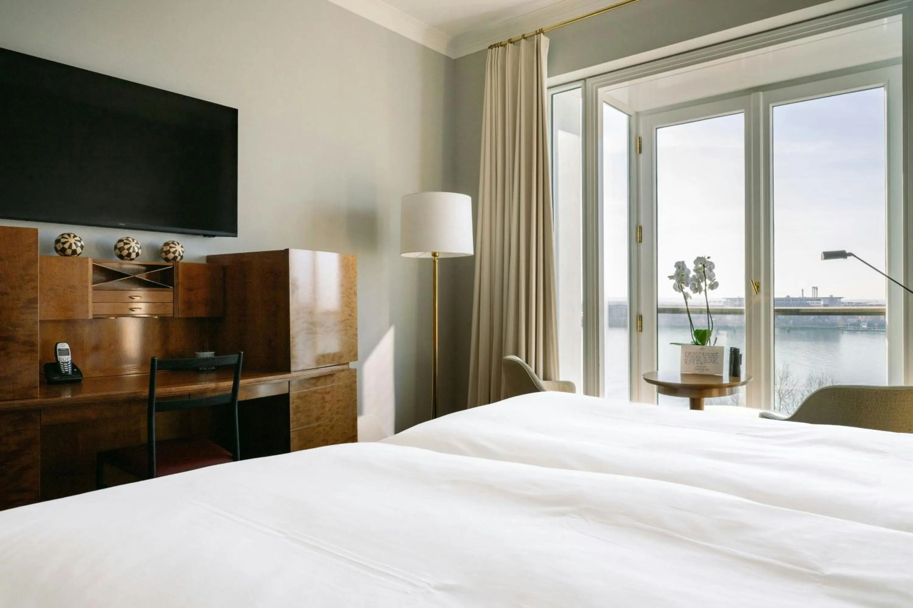 Photo of the whole room, Bed in Louis C Jacob, Hamburg, Autograph Collection