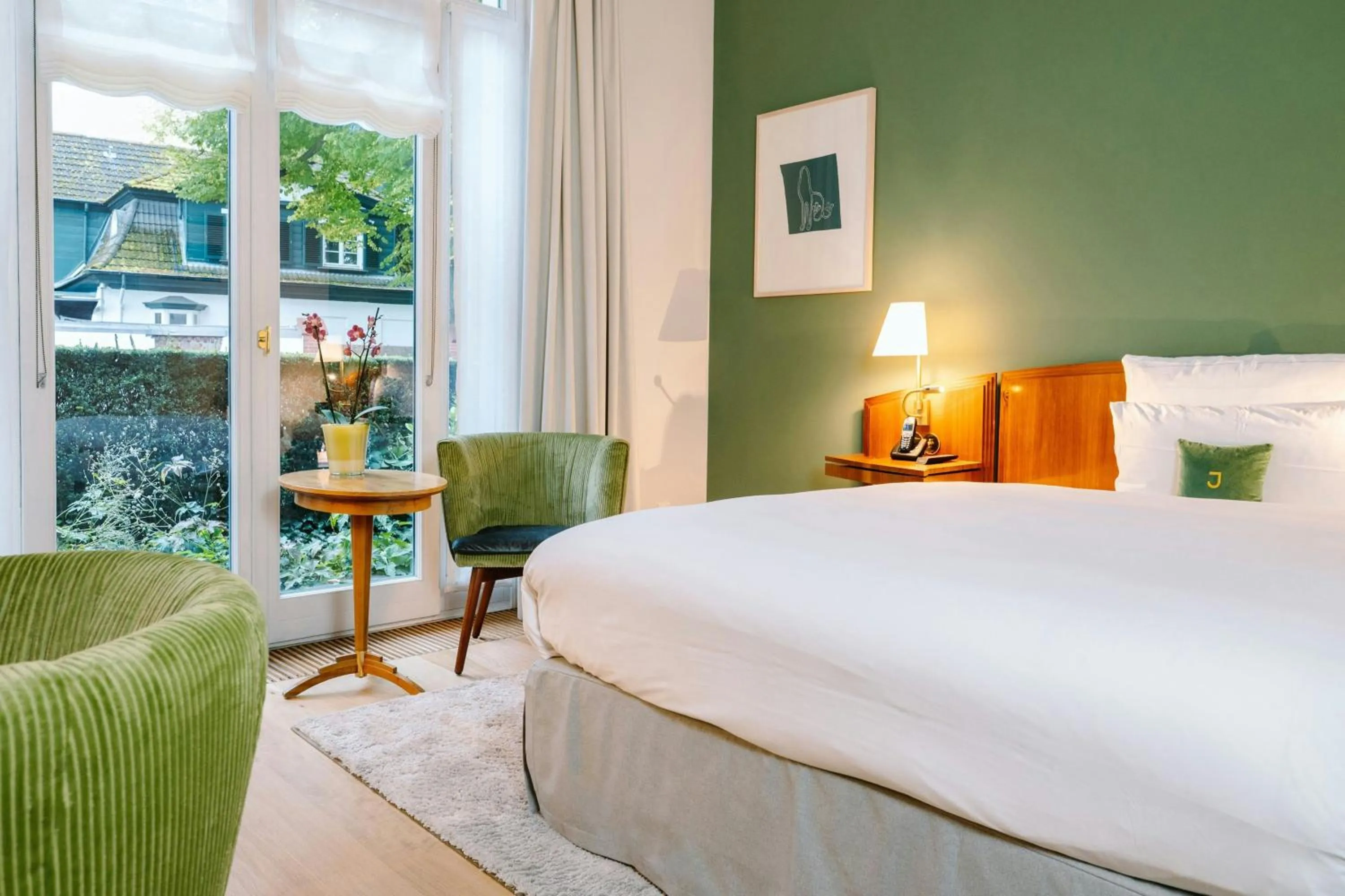 Photo of the whole room, Bed in Louis C Jacob, Hamburg, Autograph Collection