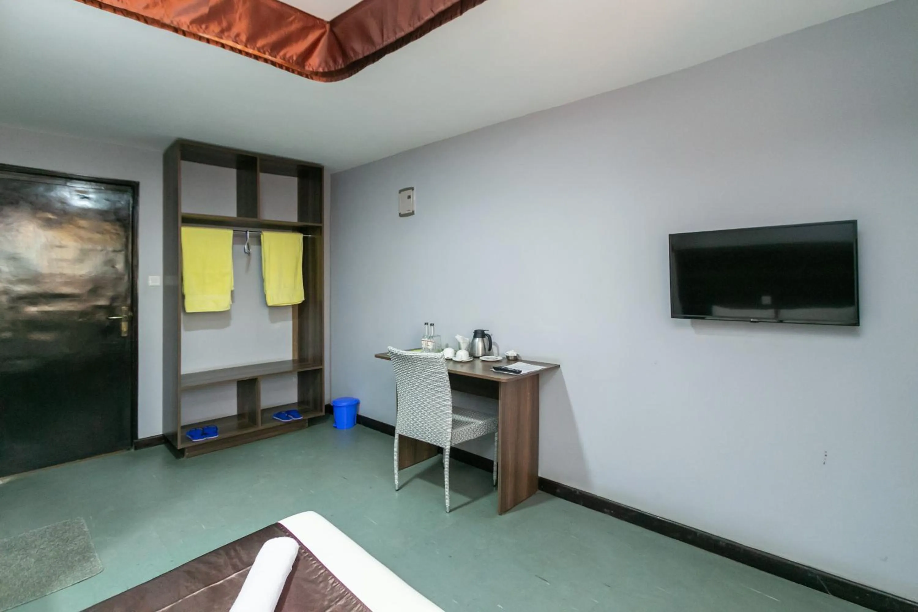 wardrobe in Kings Premier Inn