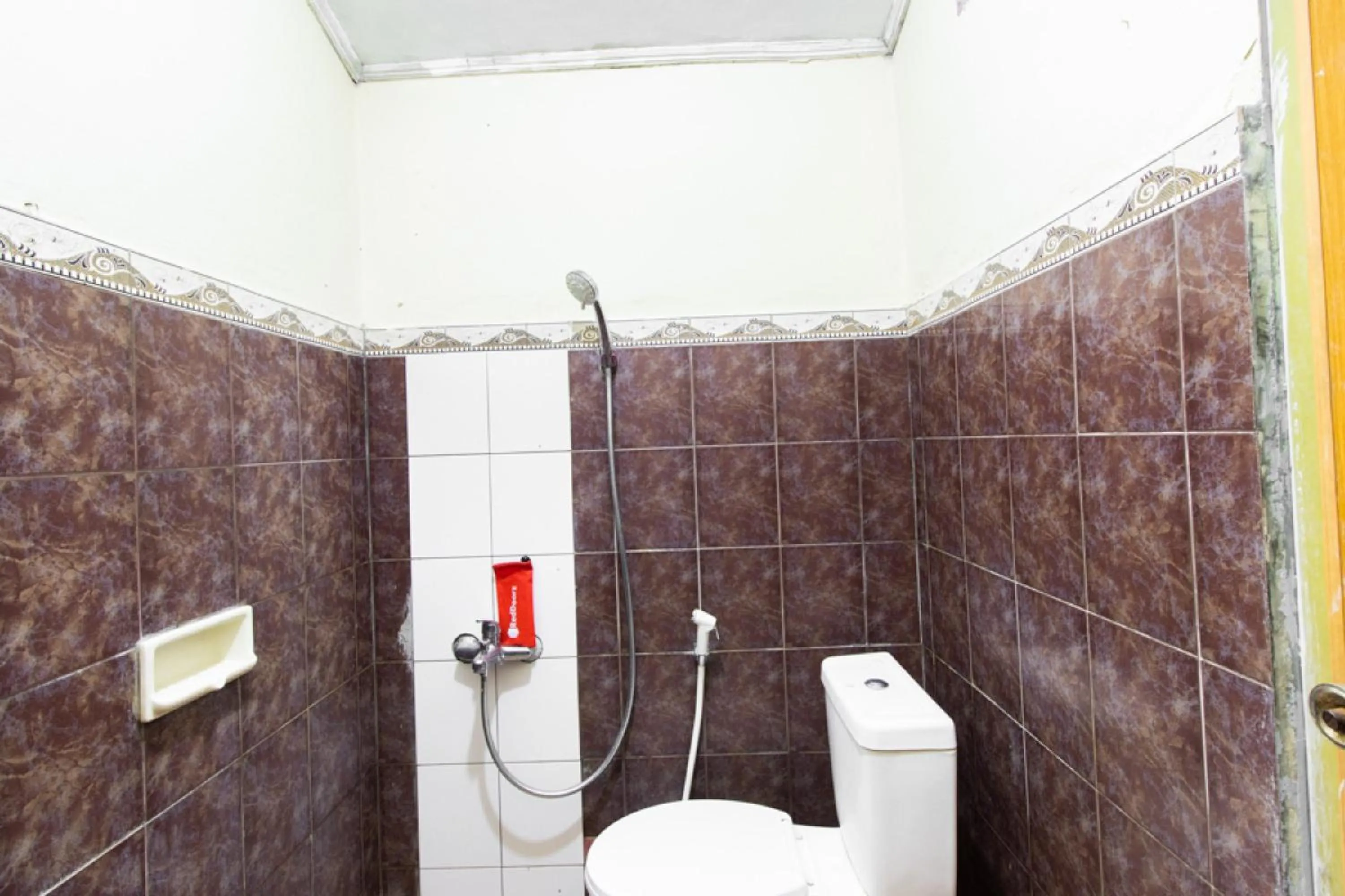 Bathroom in RedDoorz @ Raya Janti Yogyakarta