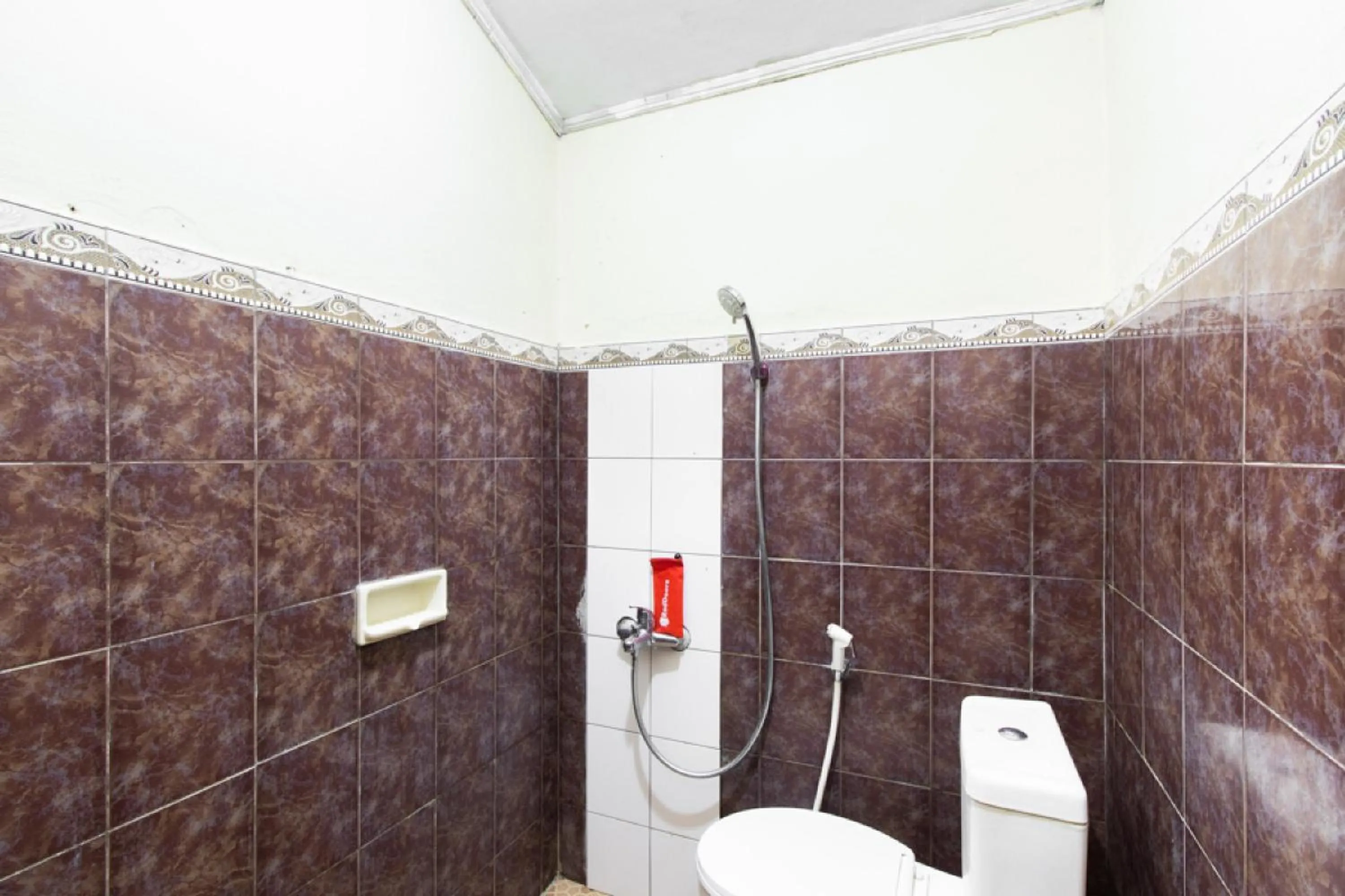 Bathroom in RedDoorz @ Raya Janti Yogyakarta