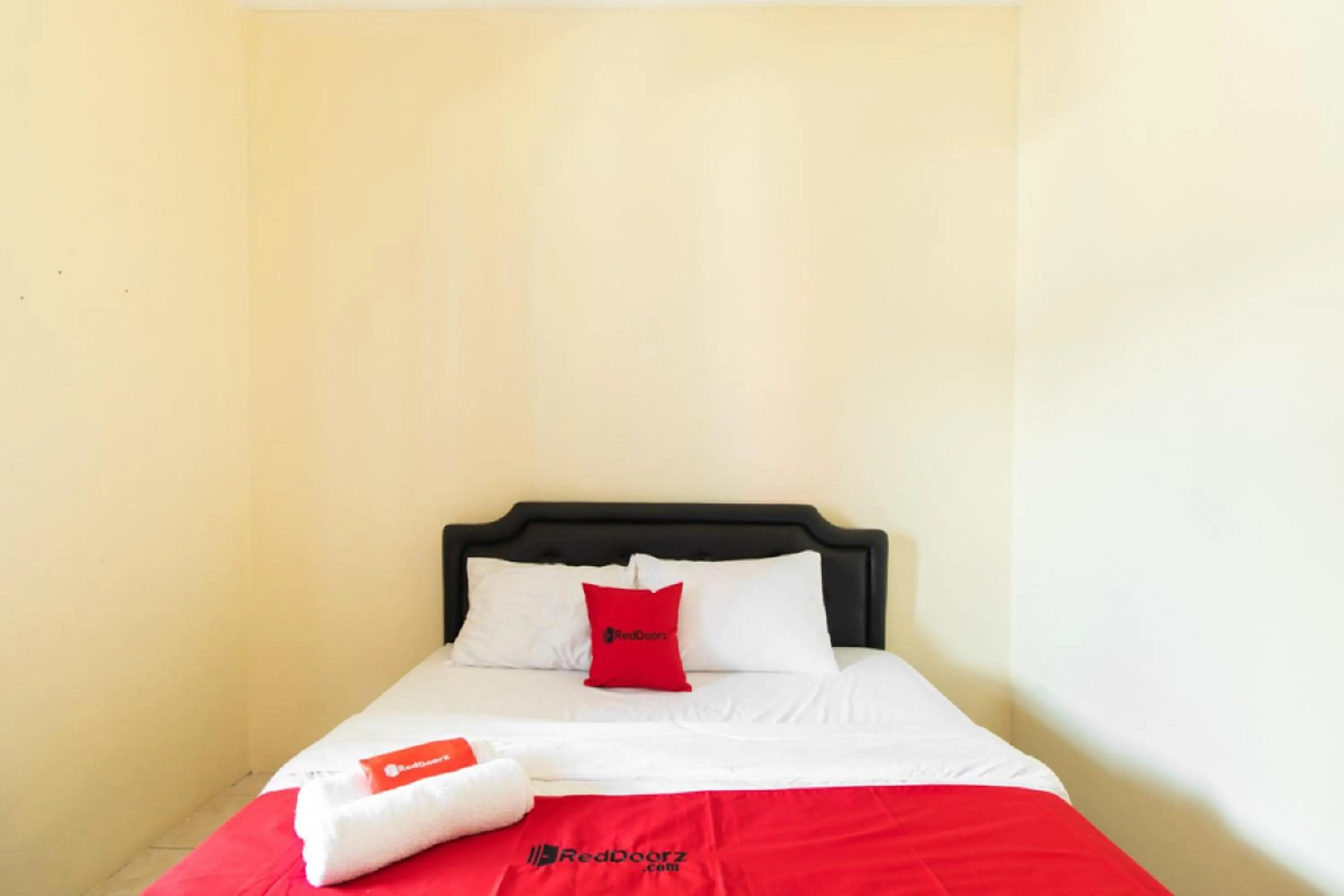 Bedroom, Bed in RedDoorz @ Raya Janti Yogyakarta