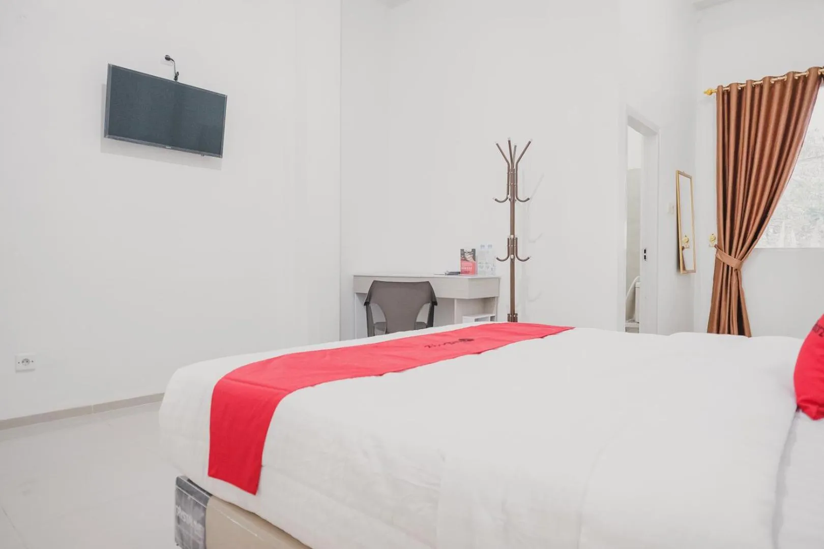 Bedroom, Bed in RedDoorz Syariah near Arafah Hospital Jambi