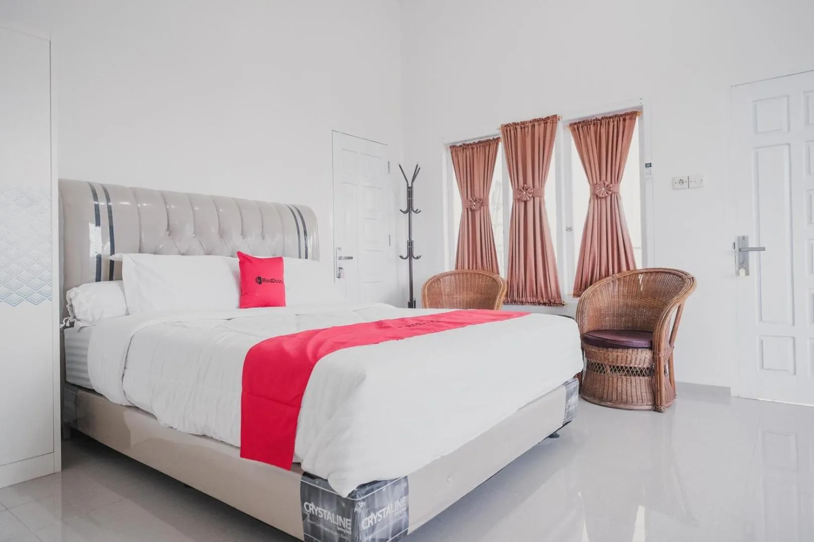 Bedroom, Bed in RedDoorz Syariah near Arafah Hospital Jambi
