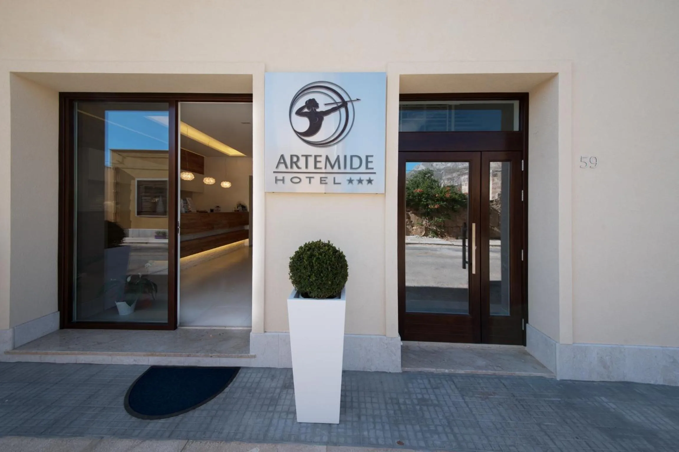 Facade/entrance in Artemide Hotel