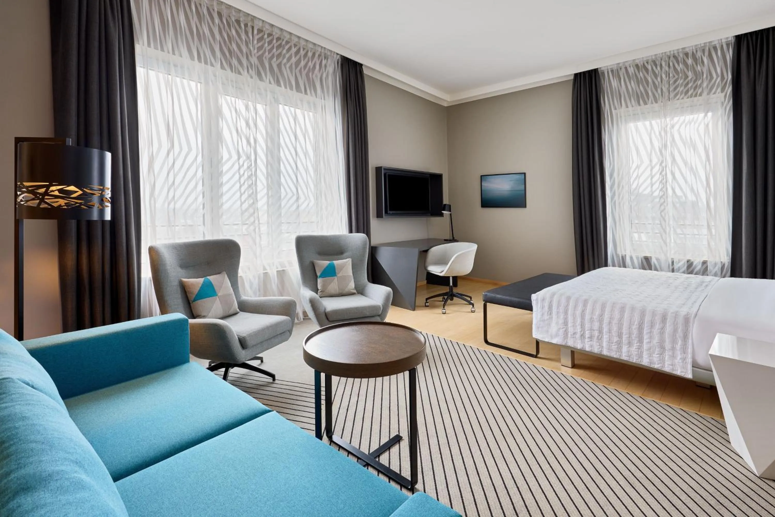 Photo of the whole room, Bed in Le Méridien Hamburg