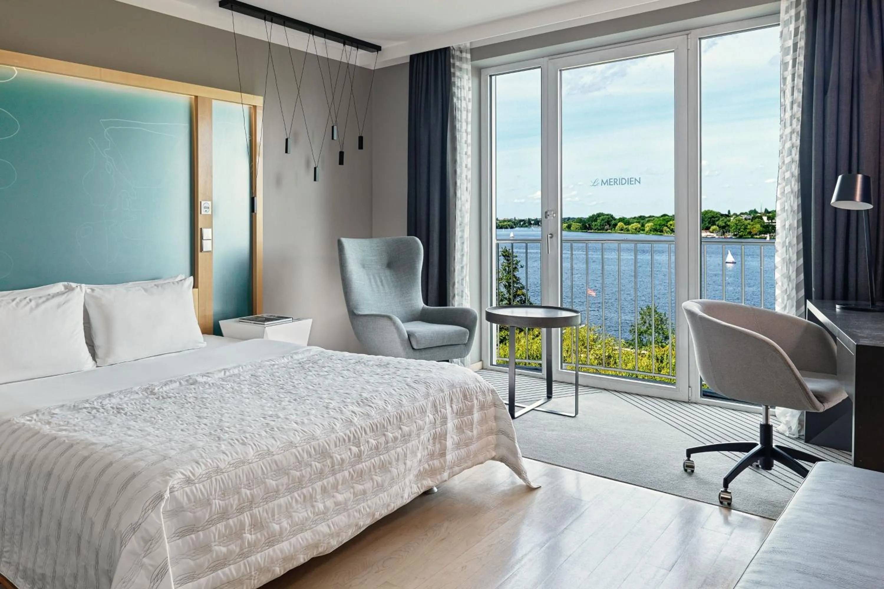 Photo of the whole room, Bed in Le Méridien Hamburg