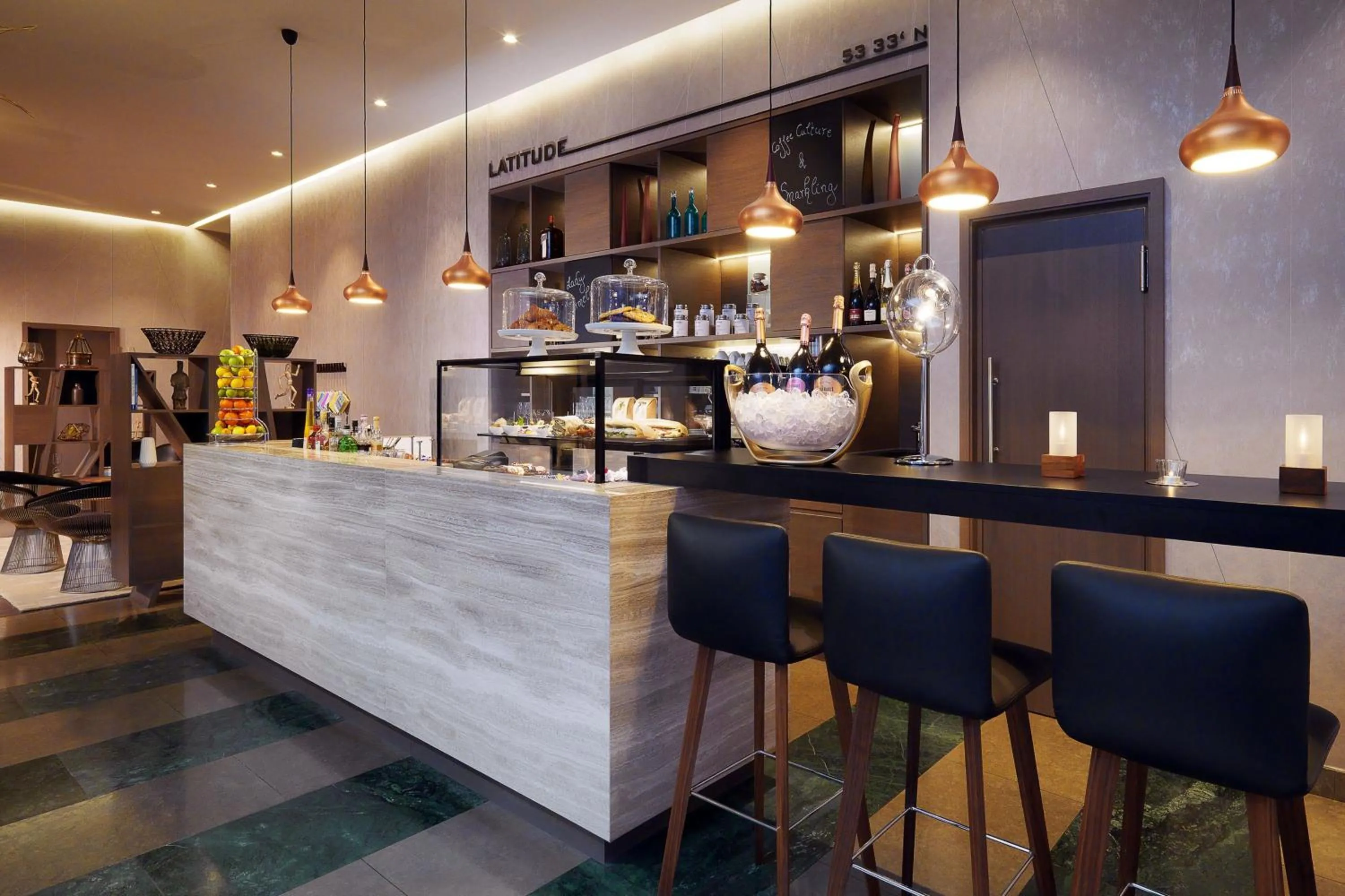 Lounge or bar in Le Méridien Hamburg