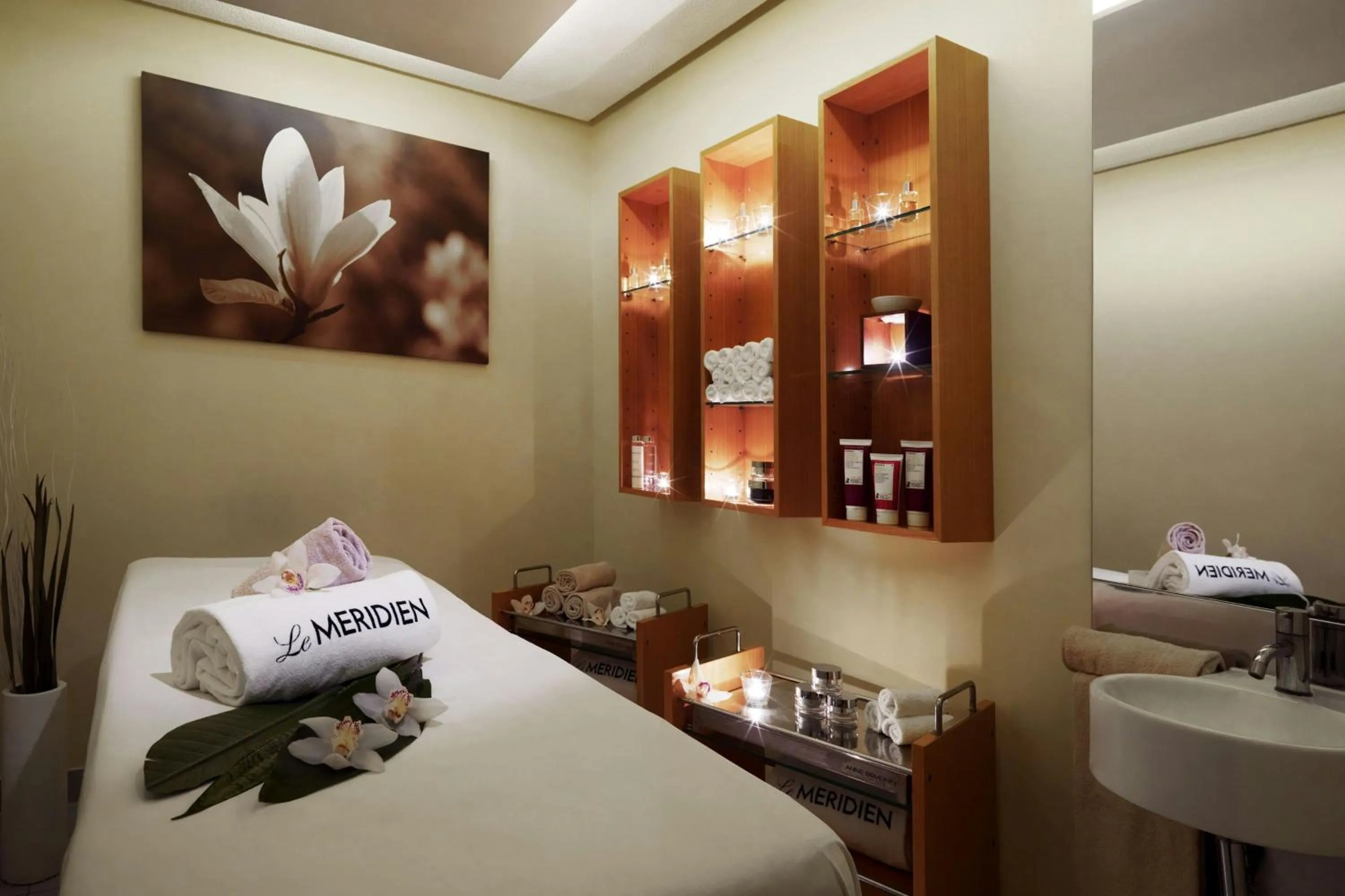 Spa and wellness centre/facilities, Bed in Le Méridien Hamburg