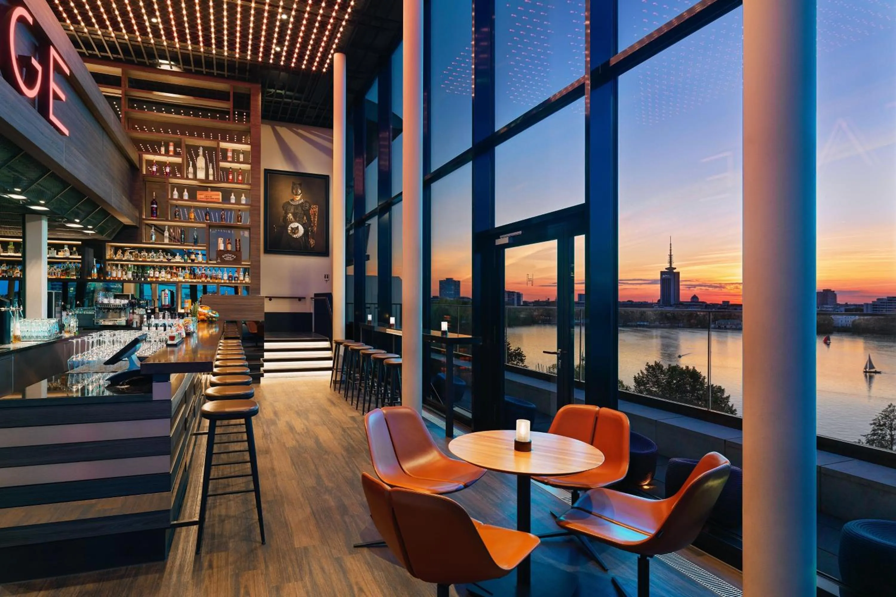 Lounge or bar in Le Méridien Hamburg