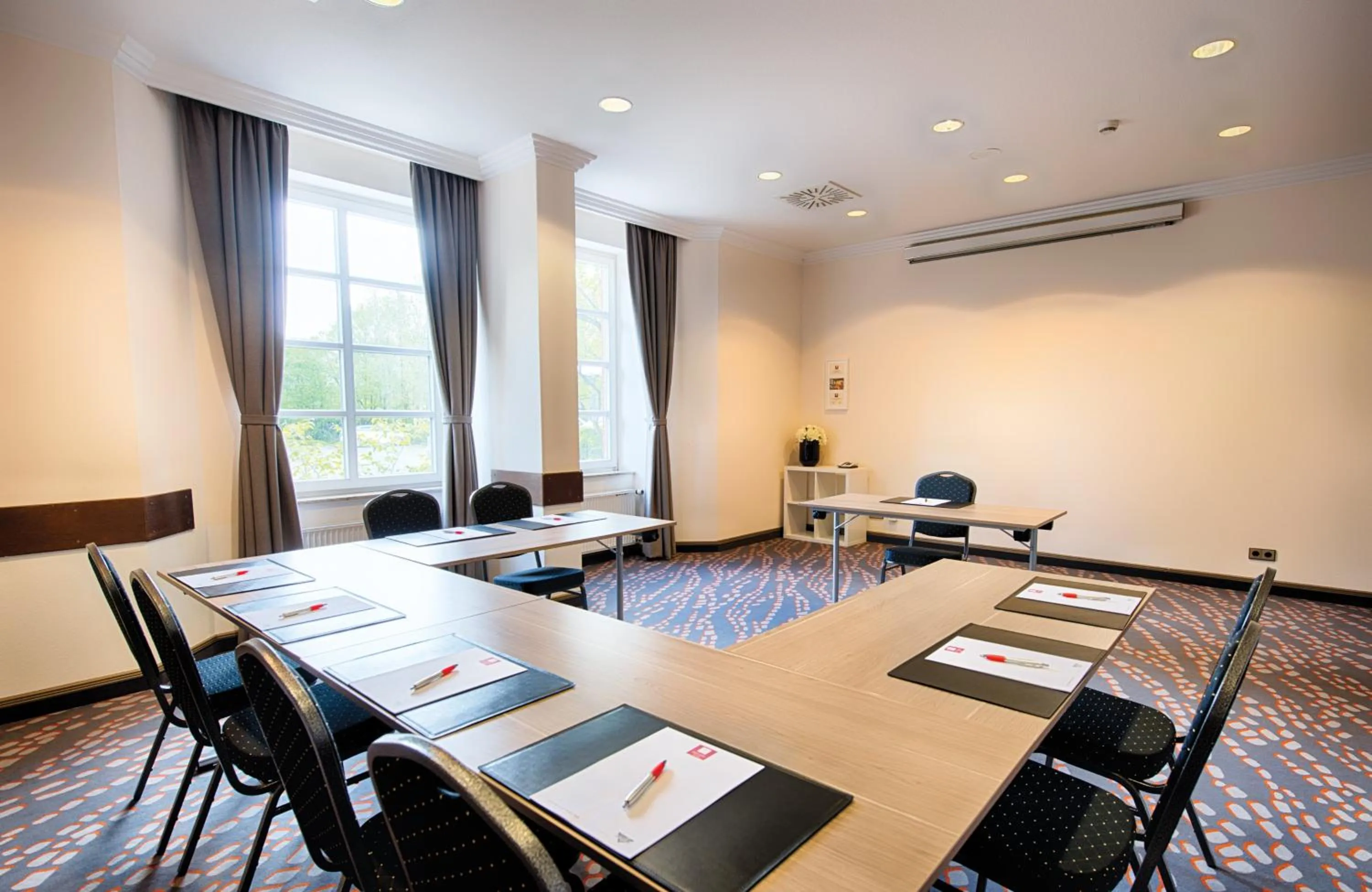 Meeting/conference room in Leonardo Hotel Hamburg Stillhorn