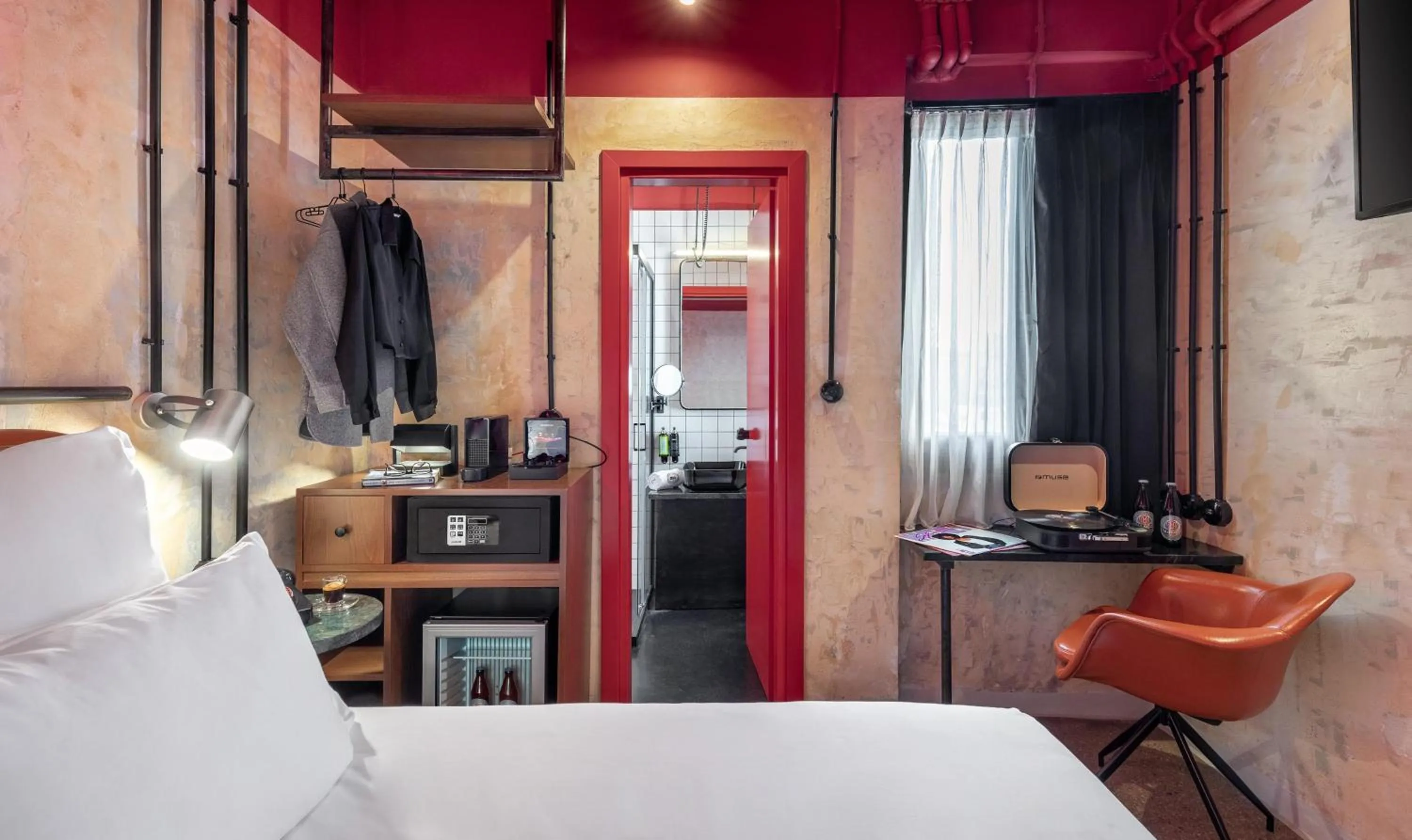 Photo of the whole room in Dave Red Athens