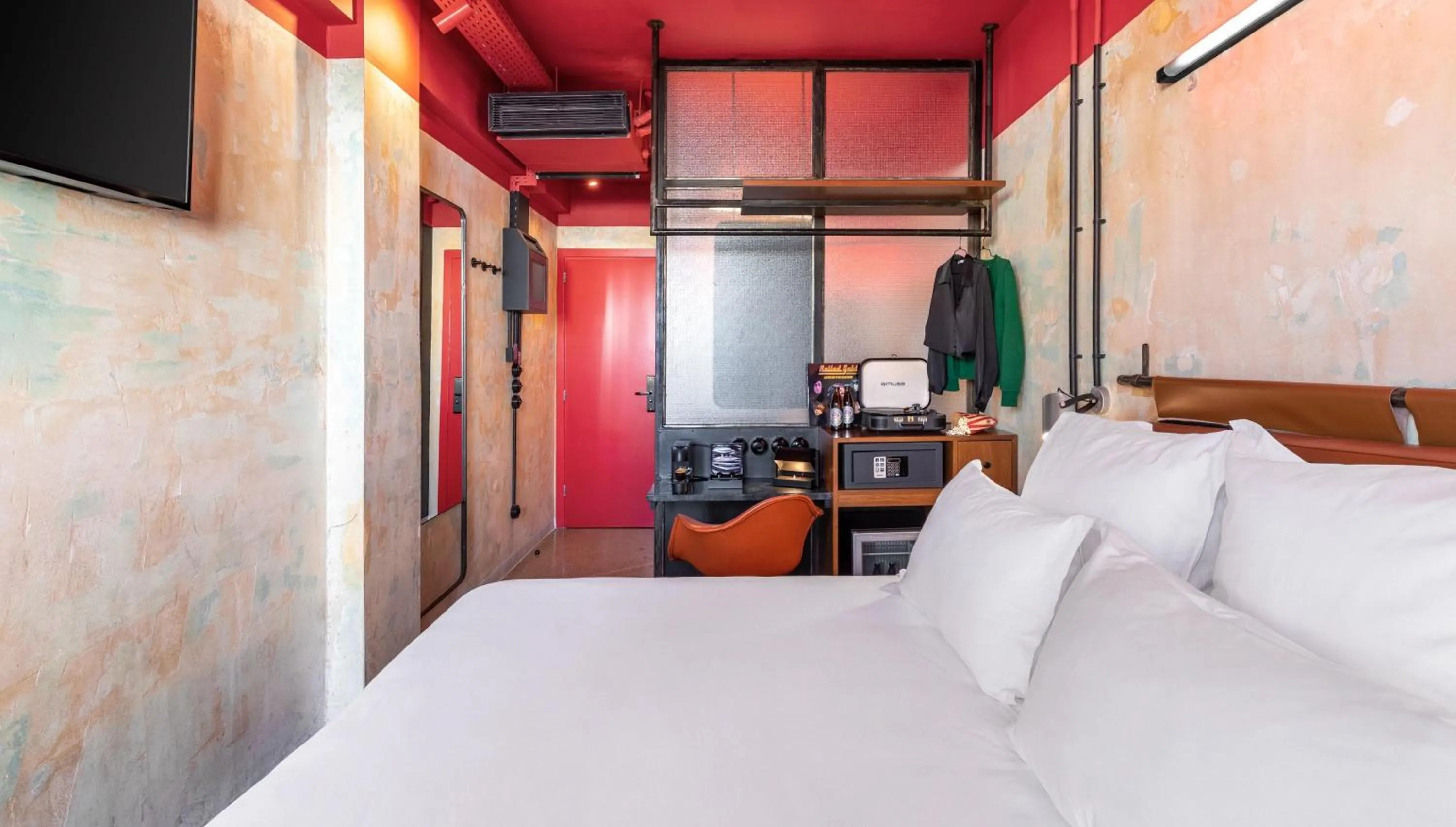 Photo of the whole room in Dave Red Athens