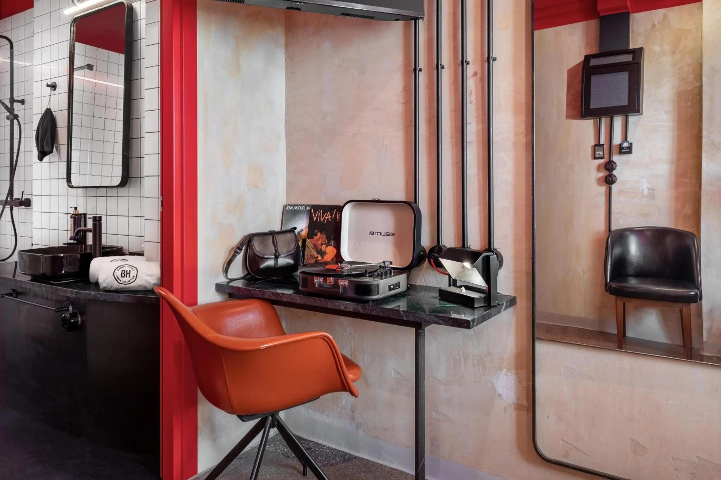 Photo of the whole room in Dave Red Athens