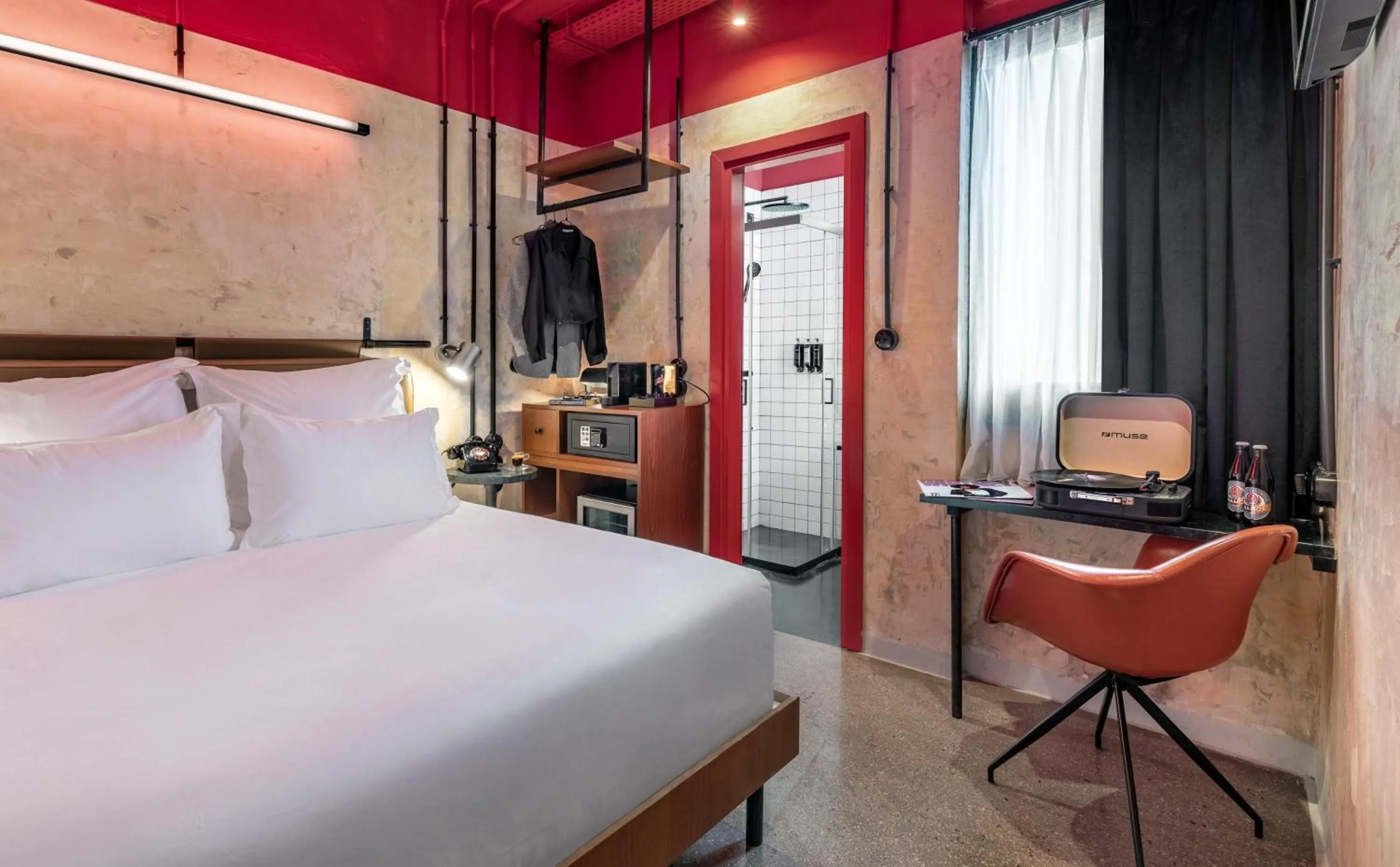 Photo of the whole room in Dave Red Athens