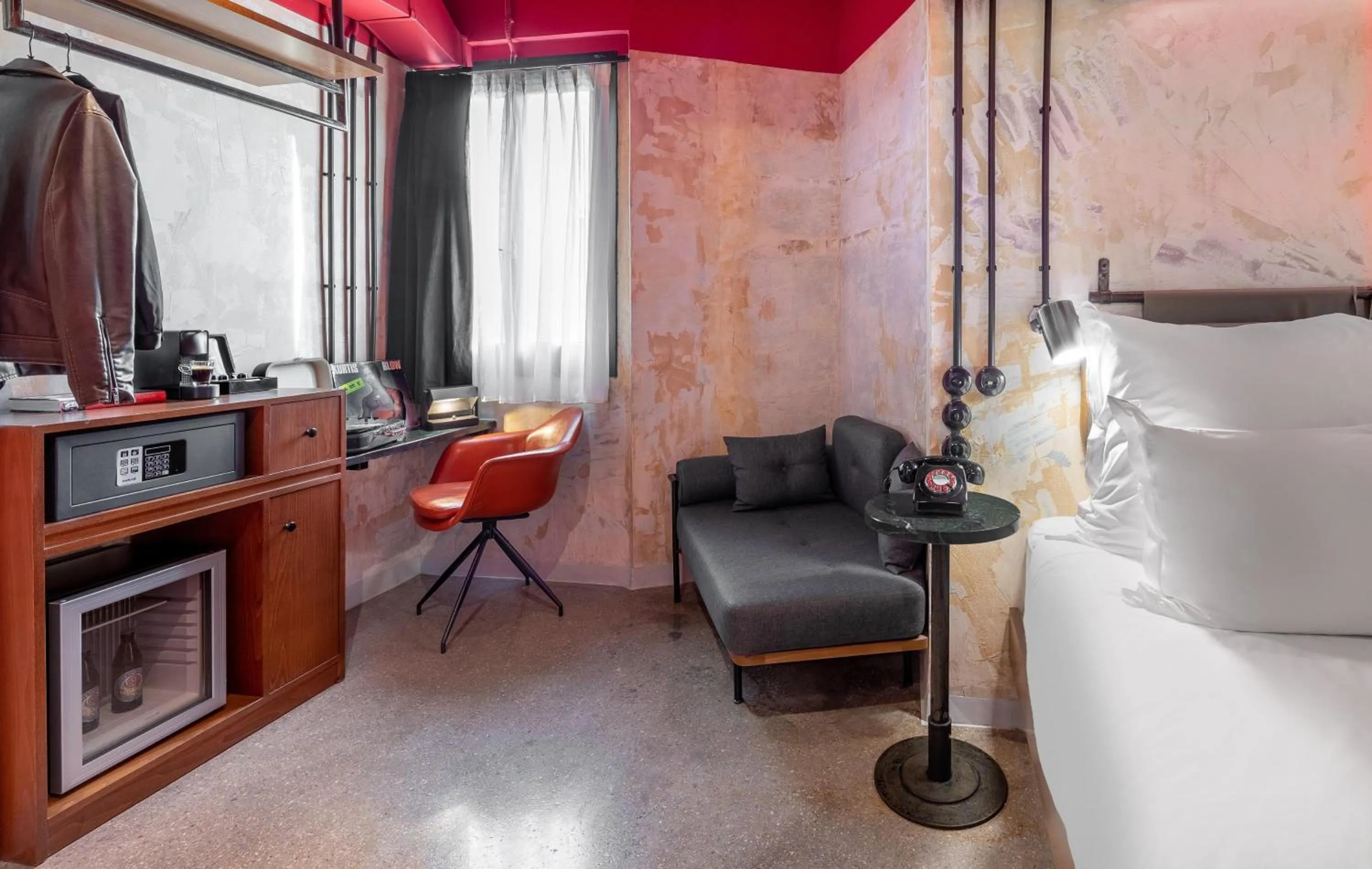 Photo of the whole room in Dave Red Athens