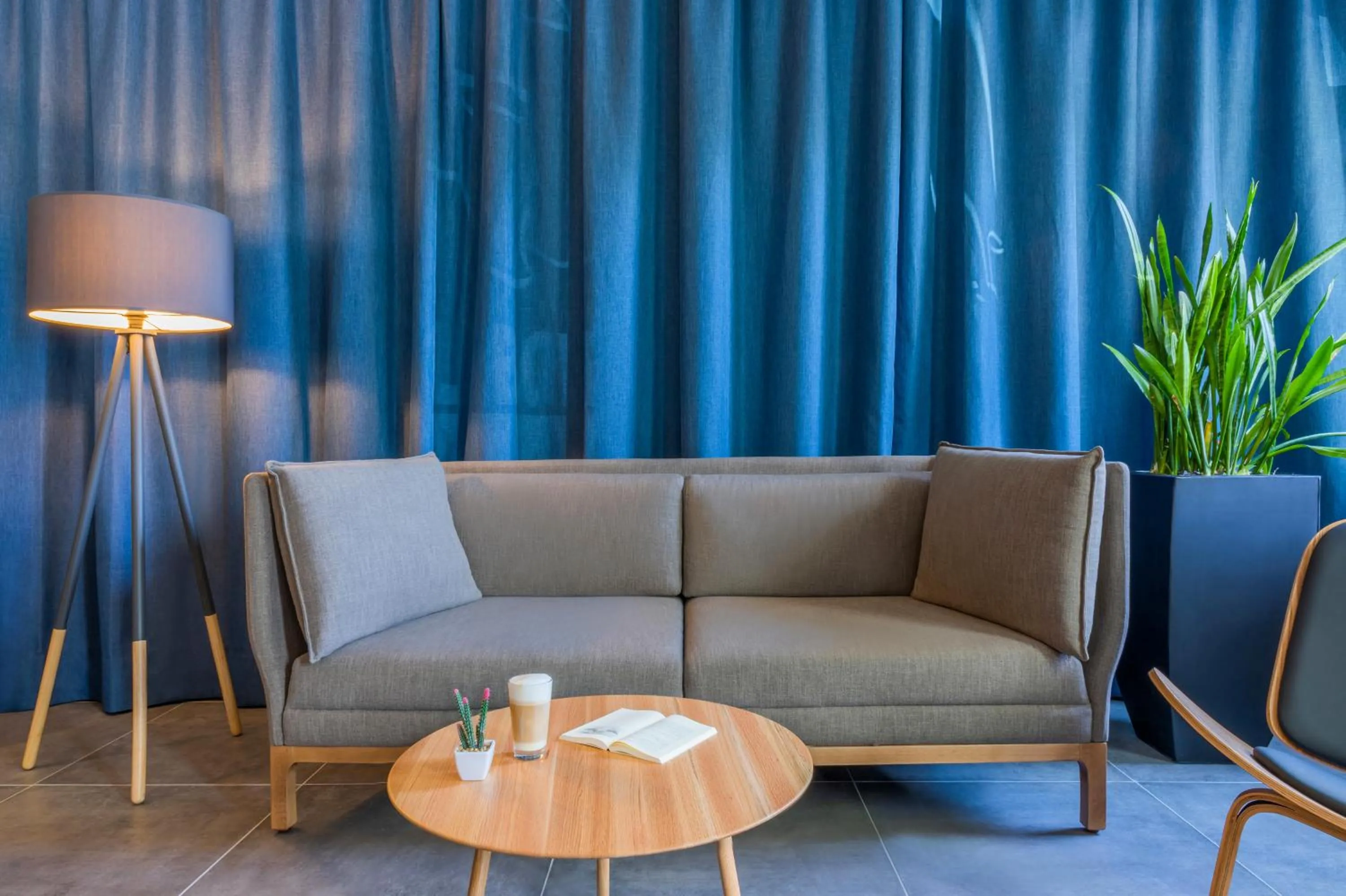 Lobby or reception in Hotel Oberhausen Neue Mitte affiliated by Meliá