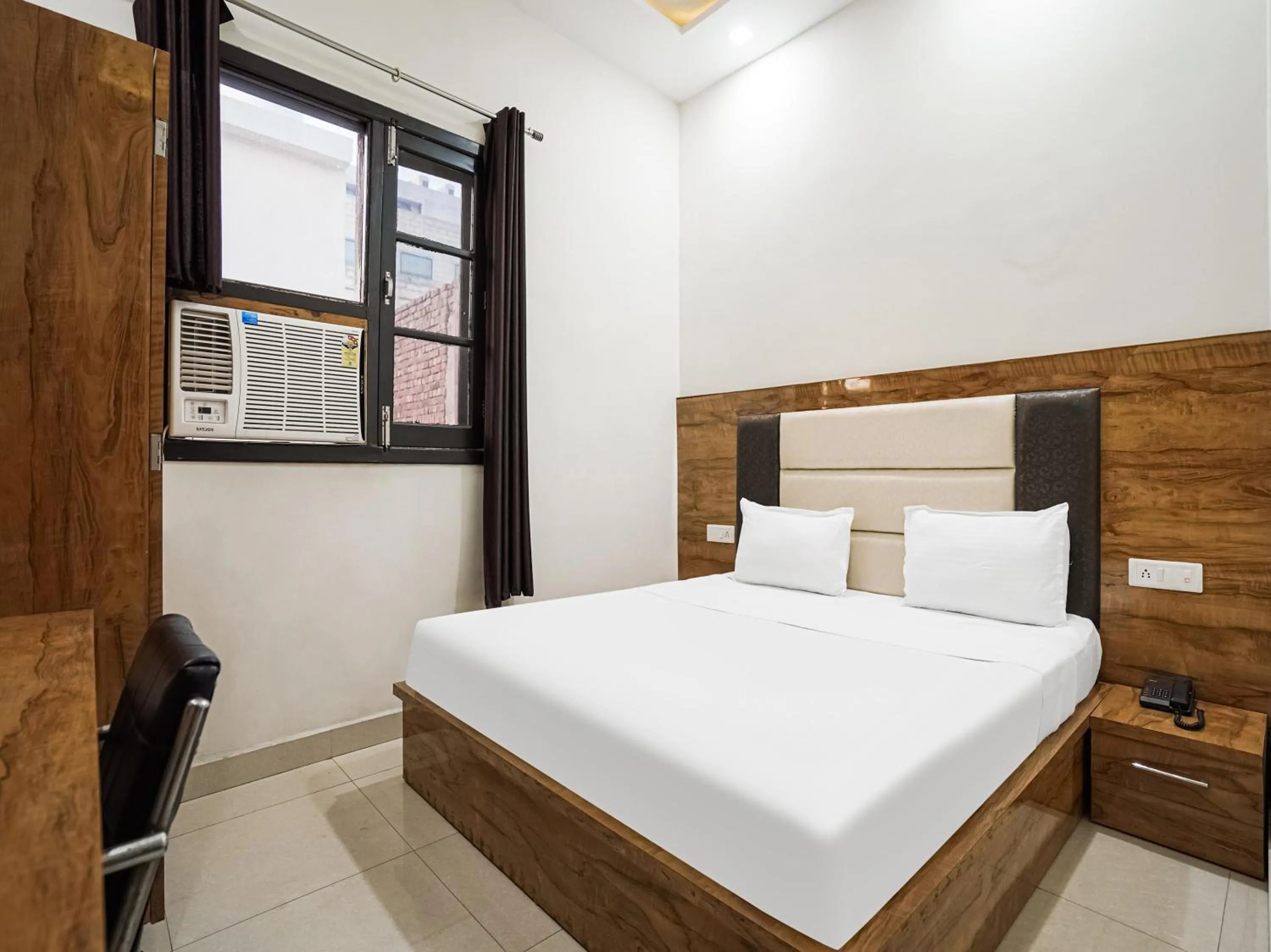 Bedroom, Bed in Hotel Chahal Residency