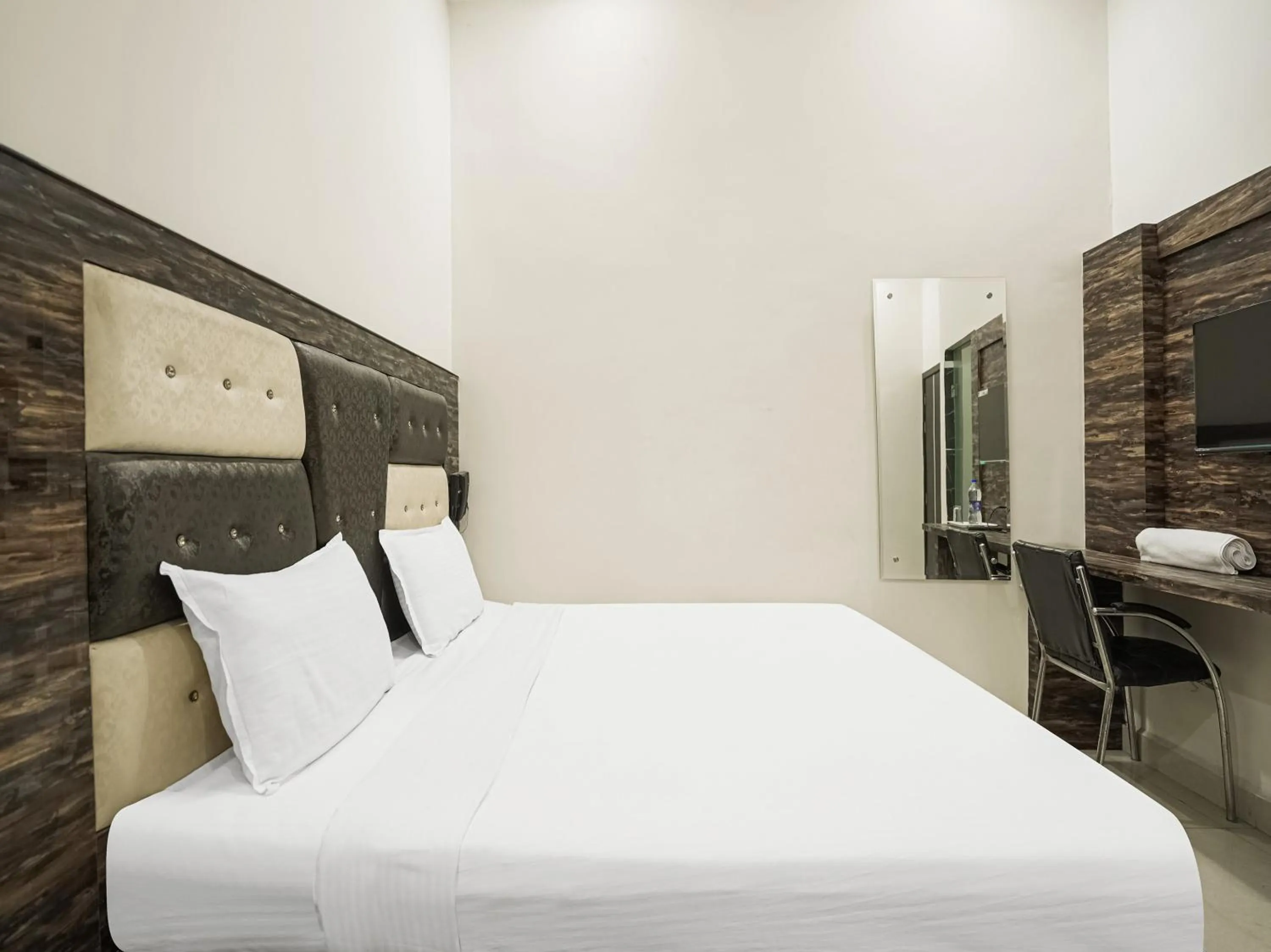 Bedroom, Bed in Hotel Chahal Residency
