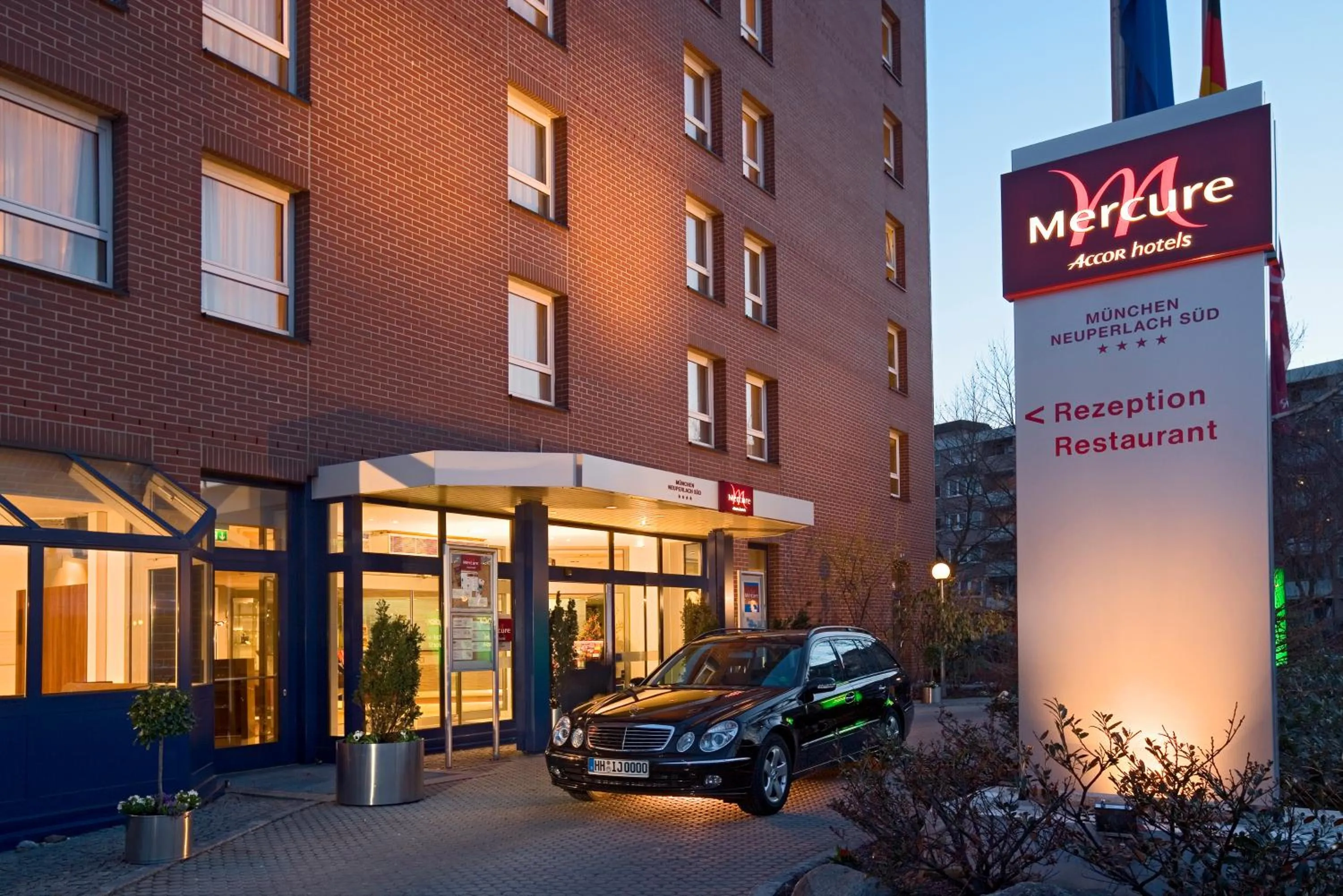 Facade/entrance in Mercure Hotel München Neuperlach Süd