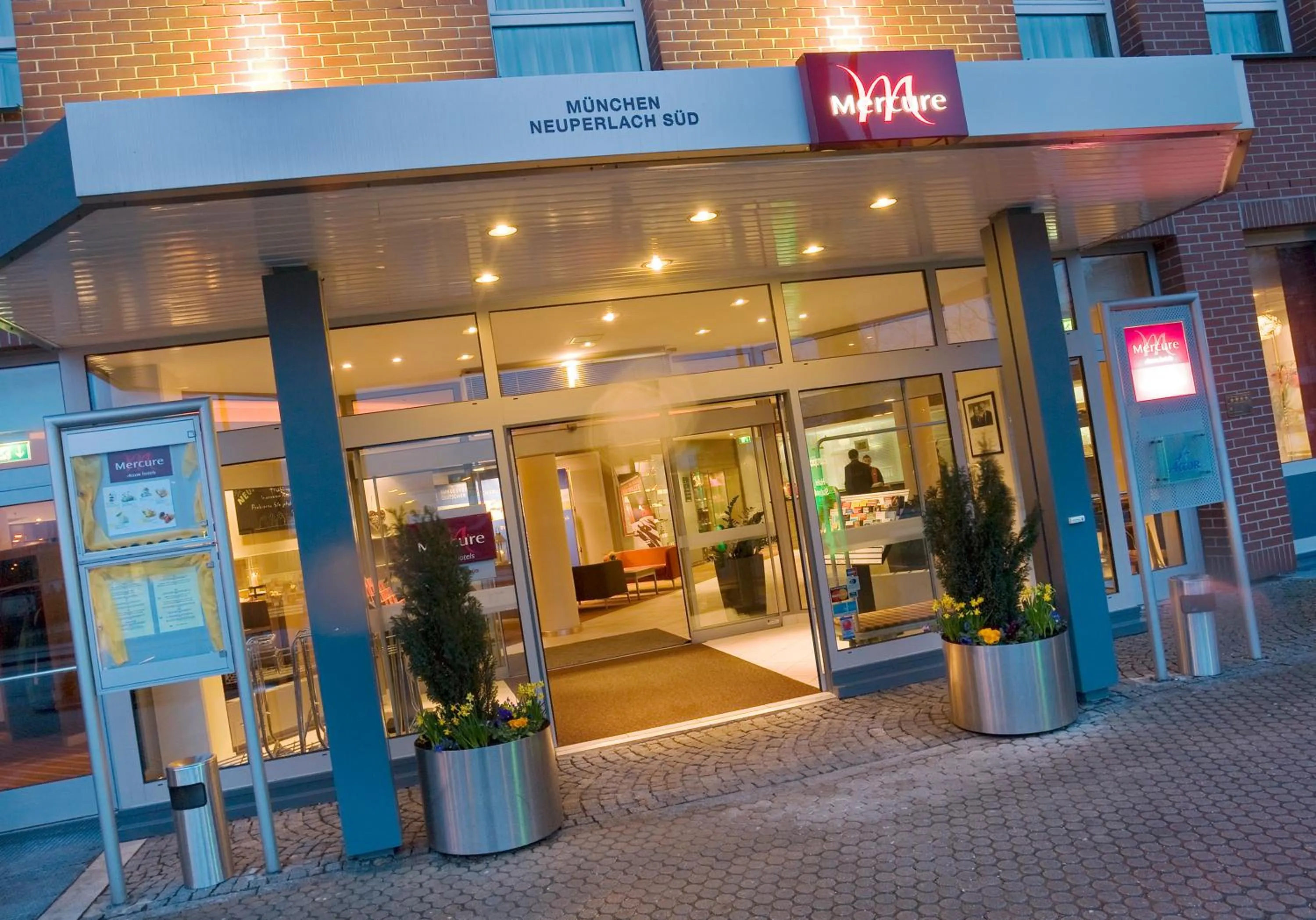 Facade/entrance in Mercure Hotel München Neuperlach Süd