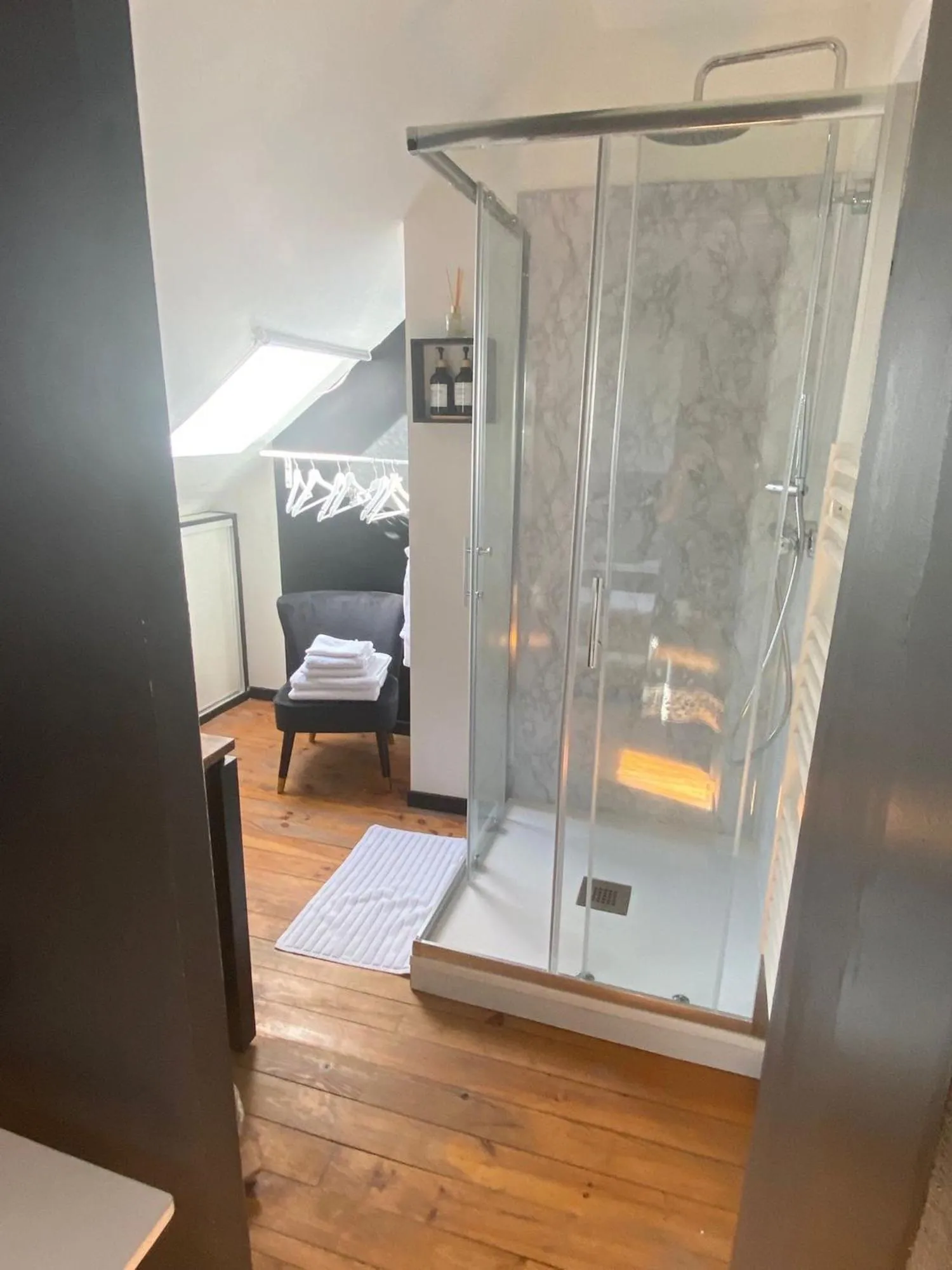 Shower, Bed in Chez Patou