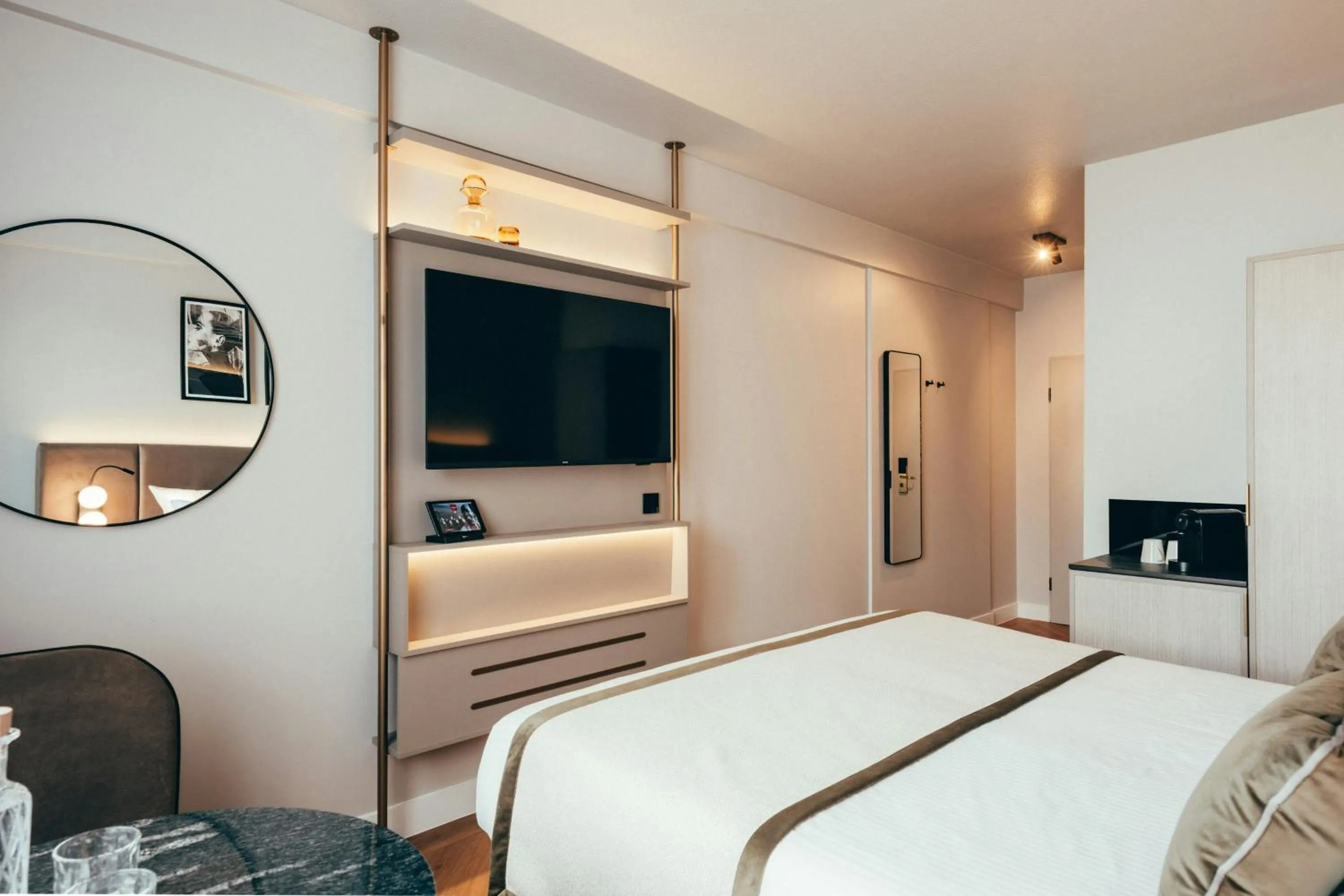 Photo of the whole room, Bed in Leonardo Hotel Köln