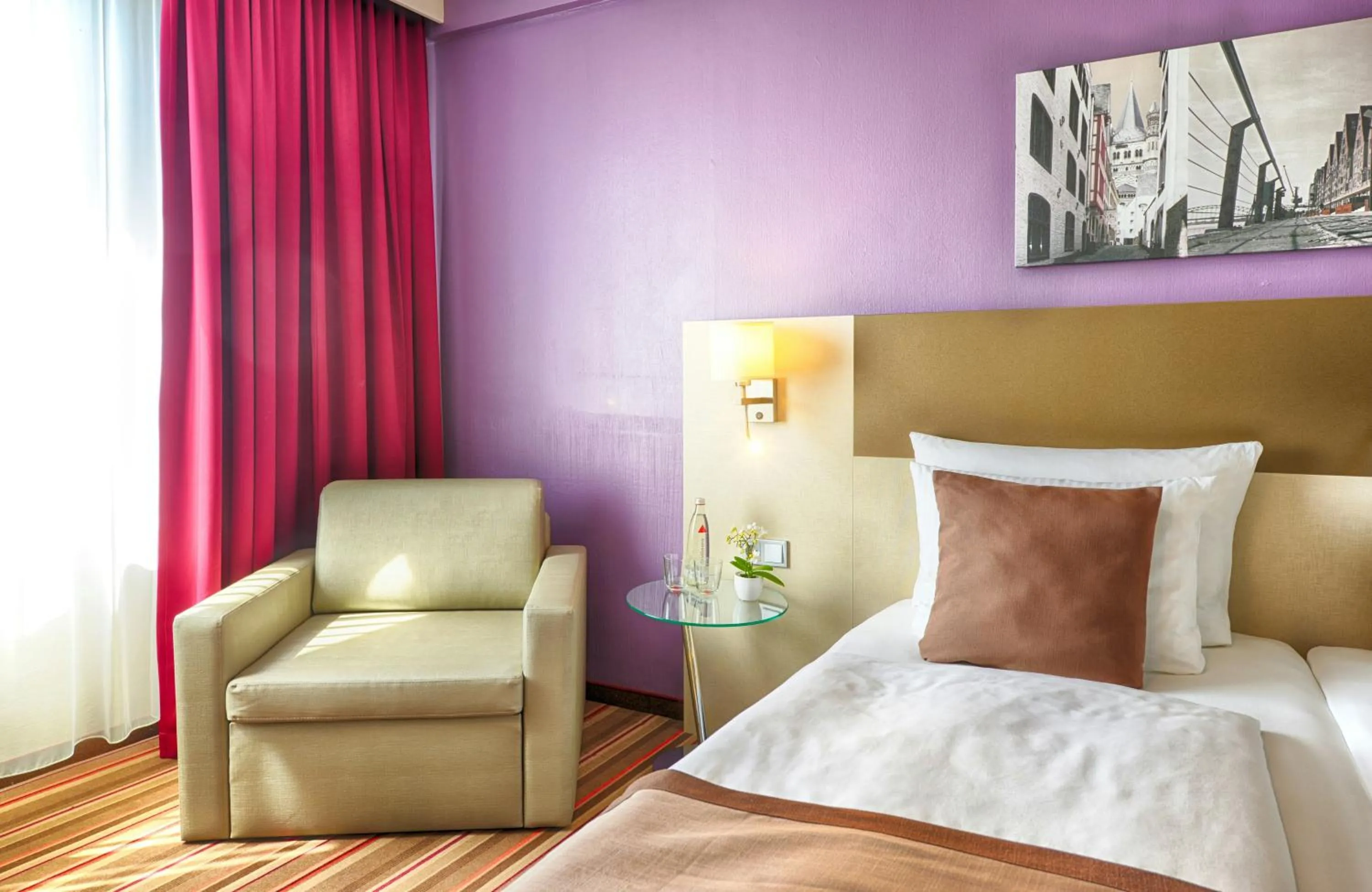 Bedroom, Bed in Leonardo Hotel Köln