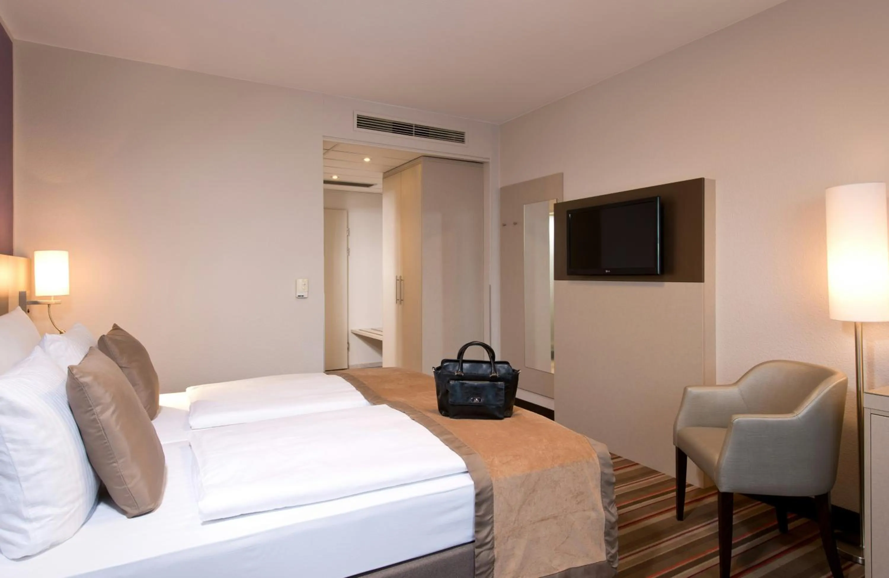 Photo of the whole room, Bed in Leonardo Hotel Köln