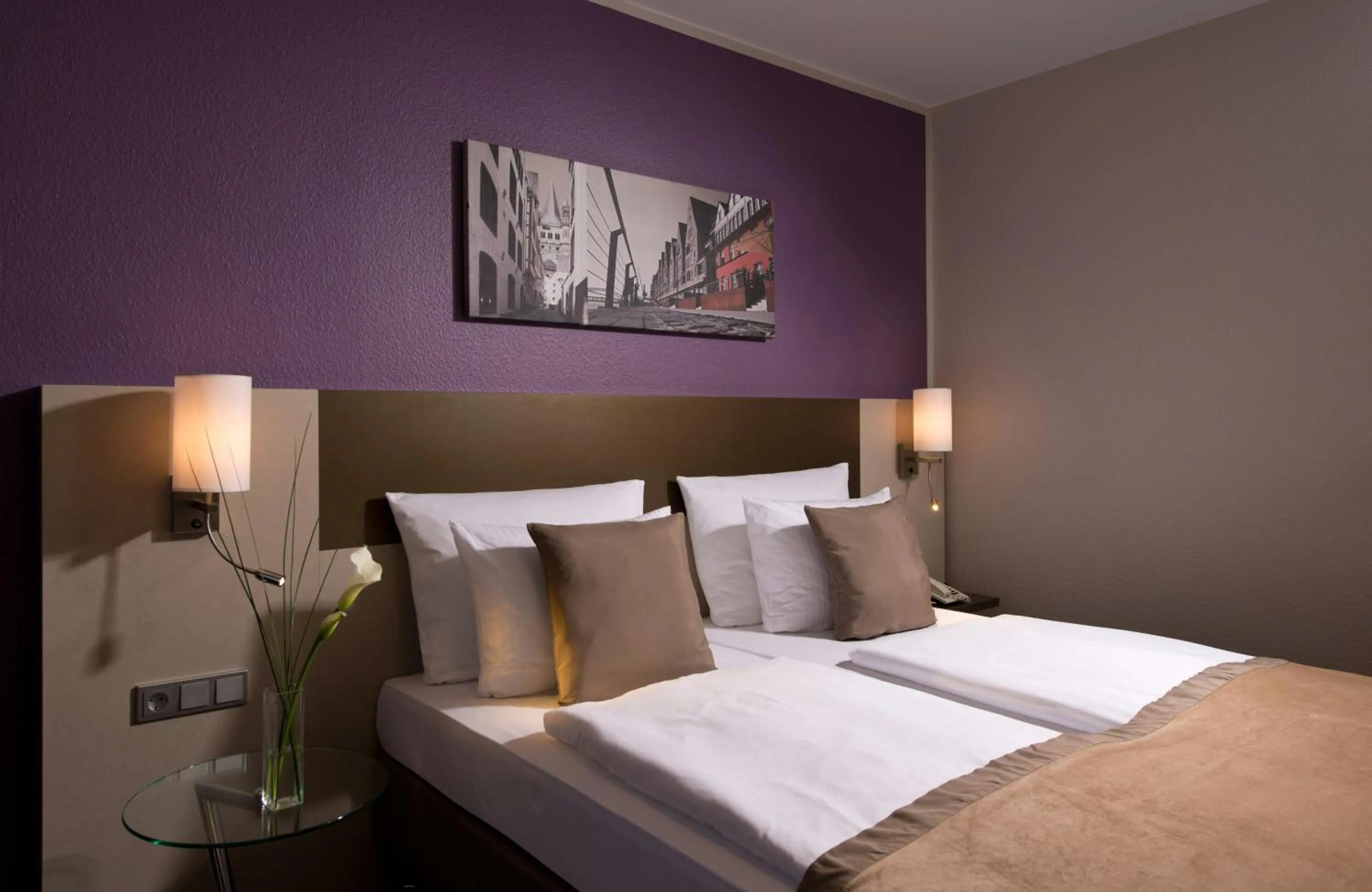 Photo of the whole room, Bed in Leonardo Hotel Köln