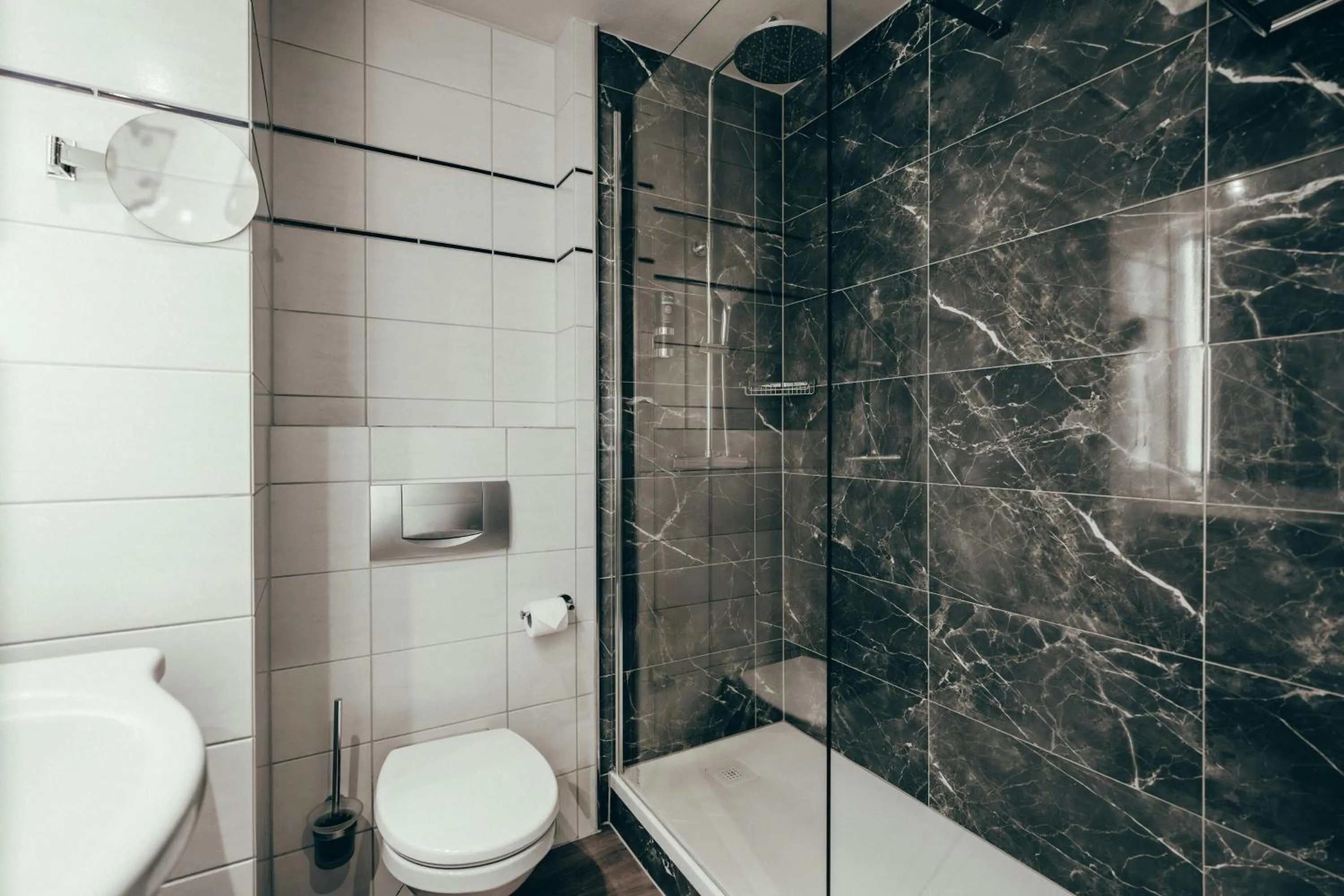 Bathroom in Leonardo Hotel Köln